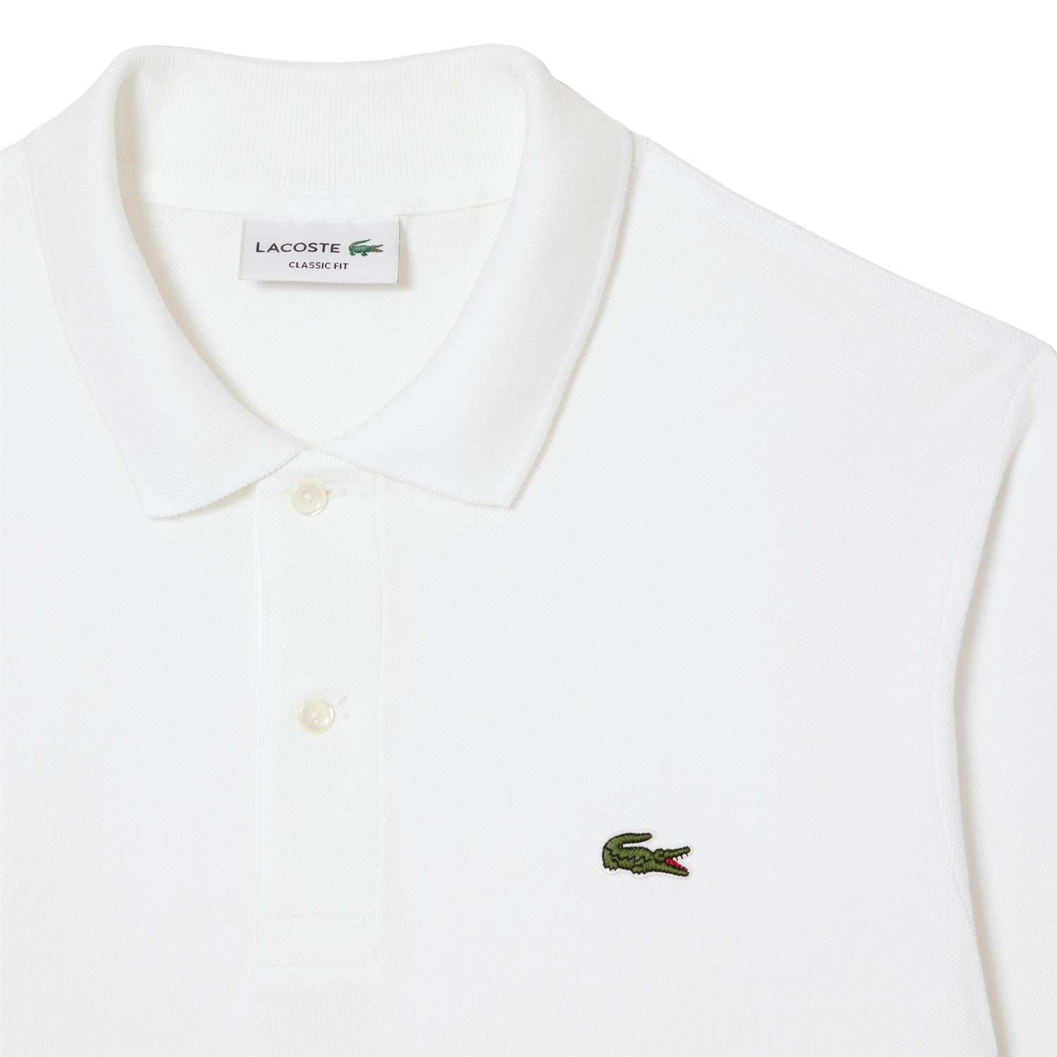 Lacoste langermet klassisk fit polo skjorte i hvit bomull, vises på modell med krage og knappestolpe.