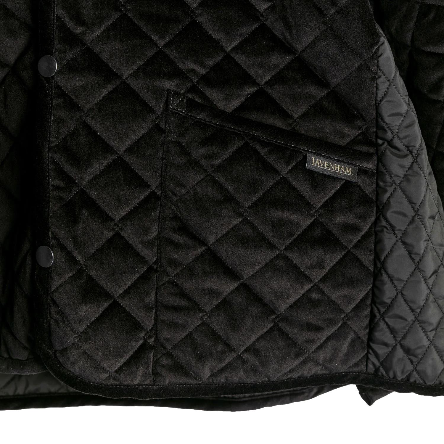 Sort Lavenham-paneled bomberjakke med rette snitt og klassisk stil, vist på modell.