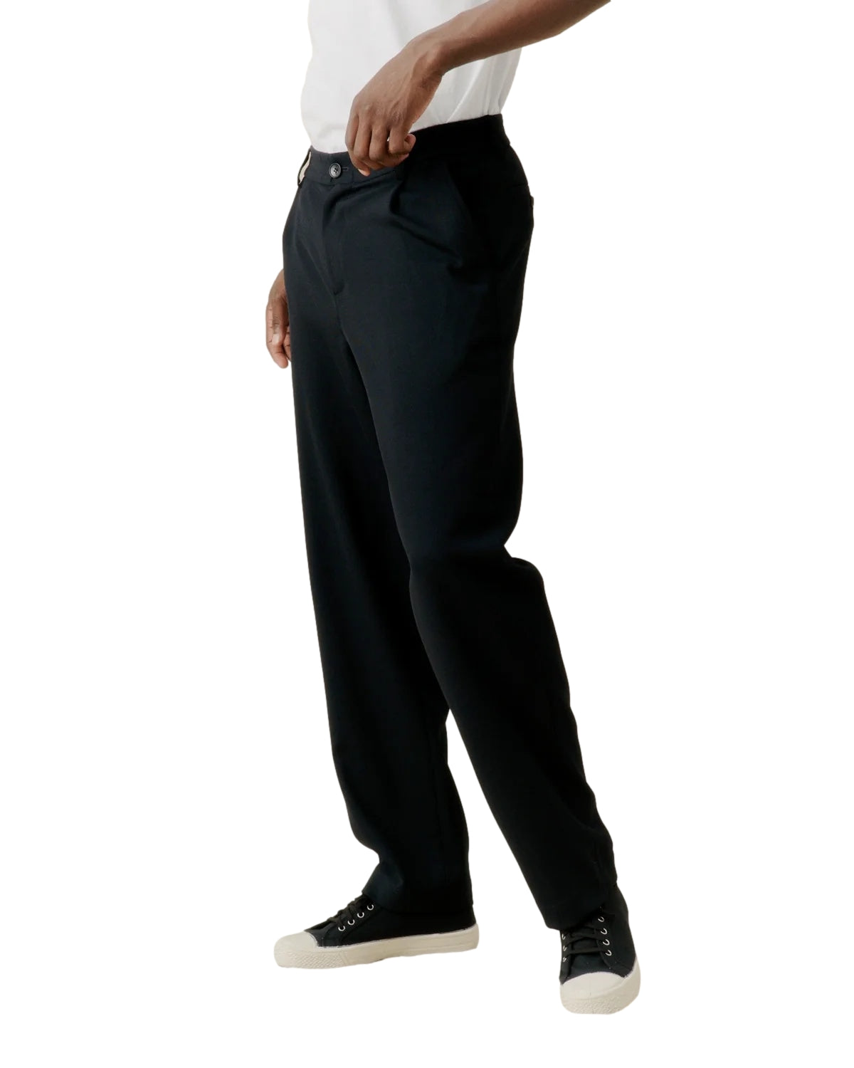 Mørkeblå Libertine Libertine Agency bukse vist på modell, casual stil, myk stoffkvalitet, avslappet passform.