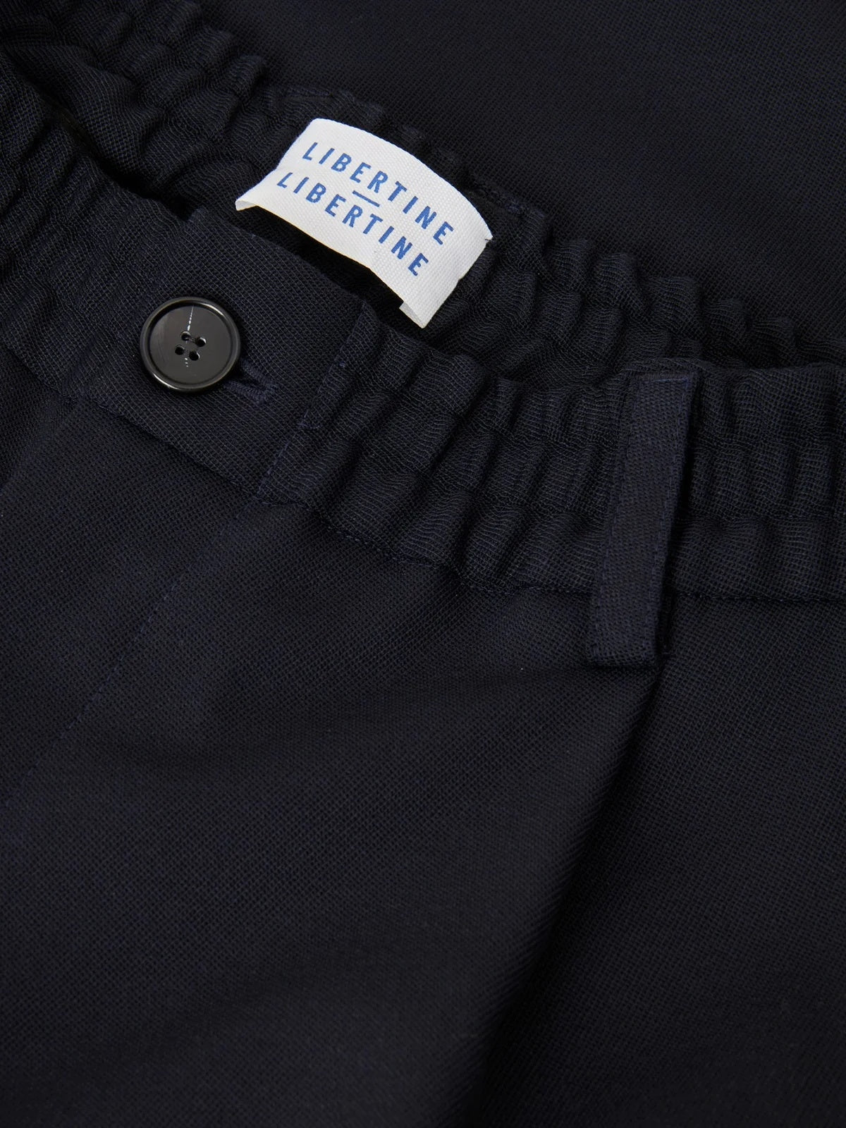 Mørkeblå Libertine Libertine Agency bukse med rett passform og klassisk stil, vist på modell.