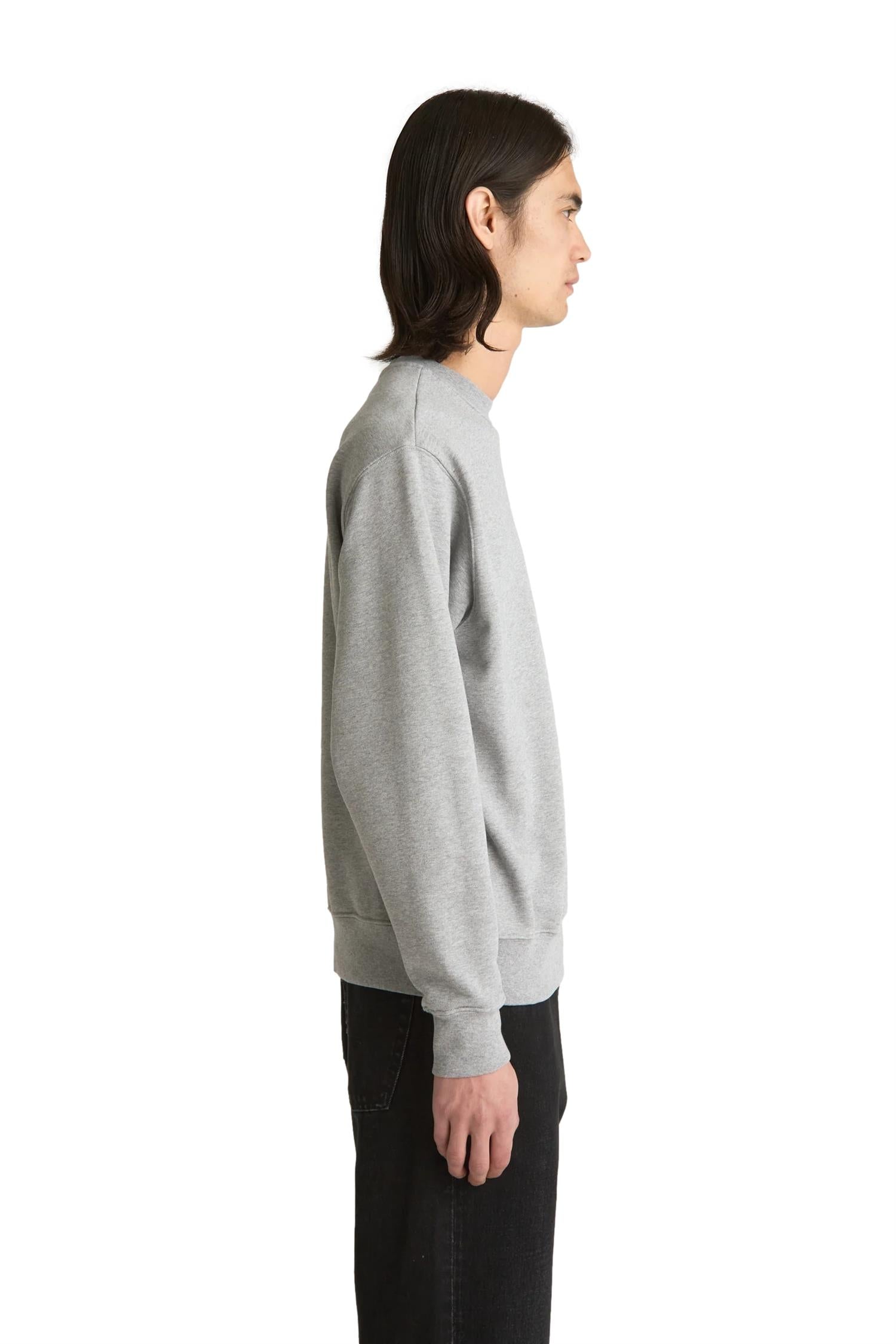 Livid Ayon genser i grå, myk og komfortabel, vist på modell med fokus på passform og stoffdetaljer.
