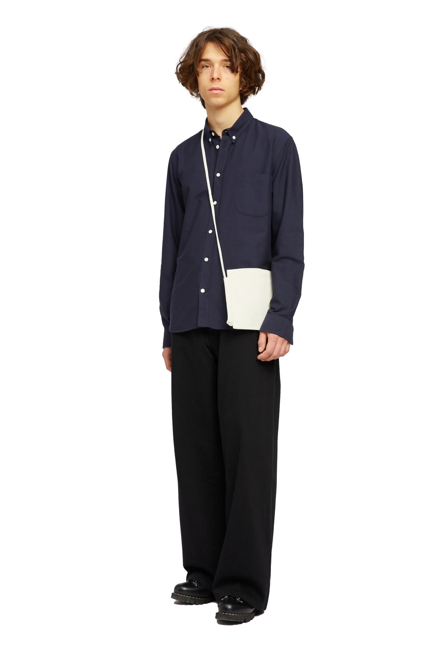 Livid Cassidy Navy Skjorte i marineblått stoff med knappestolpe og krage, vist på modell.