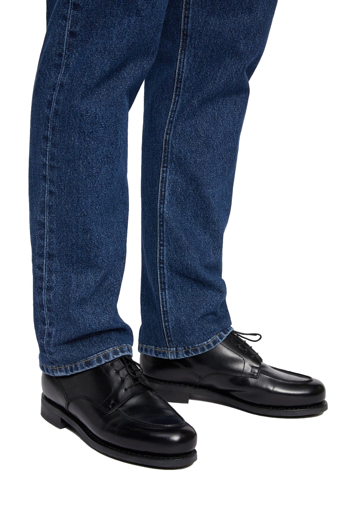 Livid Kai Japan Dawn jeans i blå med klassisk passform og detaljer, vist på modell.