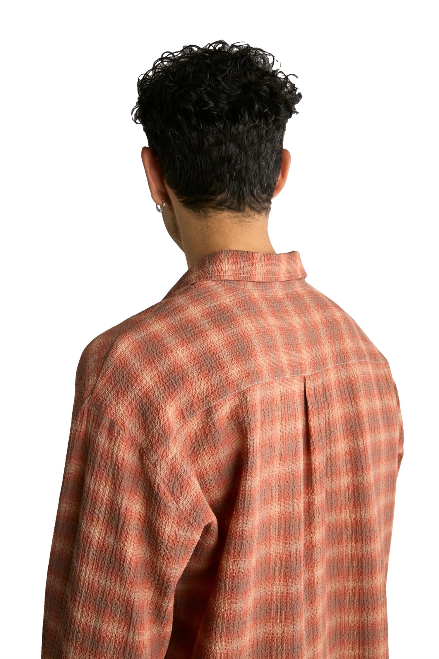 Livid Keen oransje mønstret skjorte med langermet design og tydelig mønster, laget av mykt stoff.