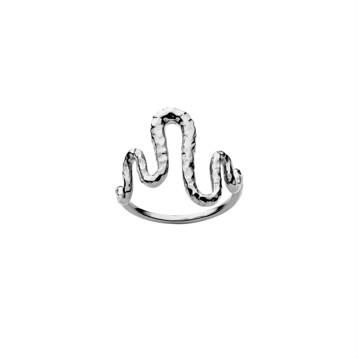 Sølv Maanesten Viva ring med enkel design, vist på en hånd med fokus på ringen, elegant og stilfull smykkeaccessory