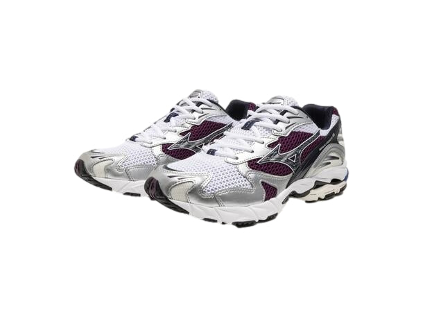Mizuno Wave Rider 10 løpesko i hvitt og lilla med luftige nettingmaterialer og støttende mellomsåle.