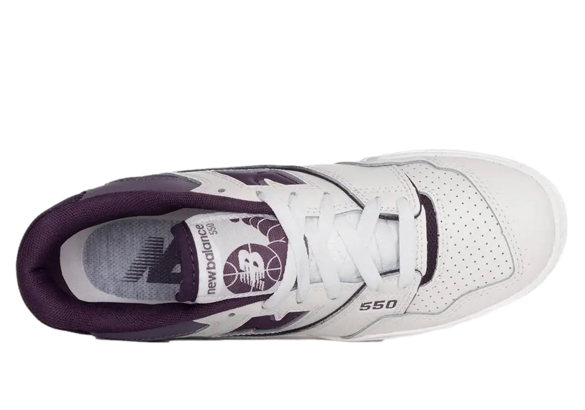 Hvit og lilla New Balance BBW 550 DG sko med lave snøre og klassisk design, sett fra siden.