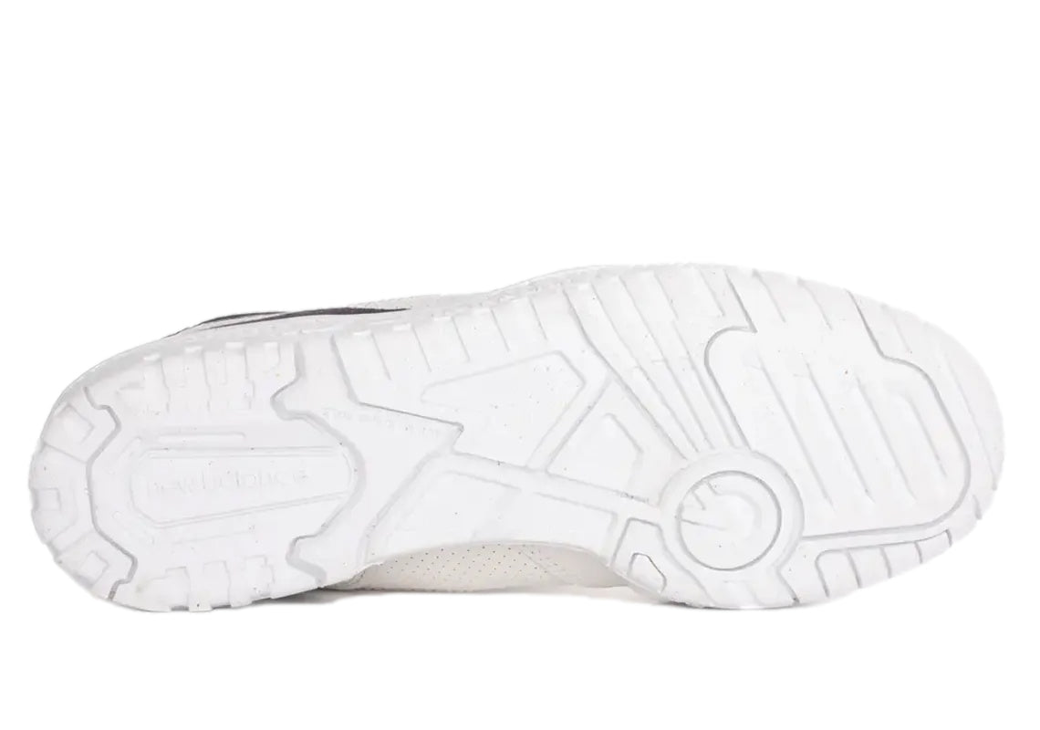 Hvite og lilla New Balance BBW 550 DG sneakers, vises med detaljerte design og logo på siden.