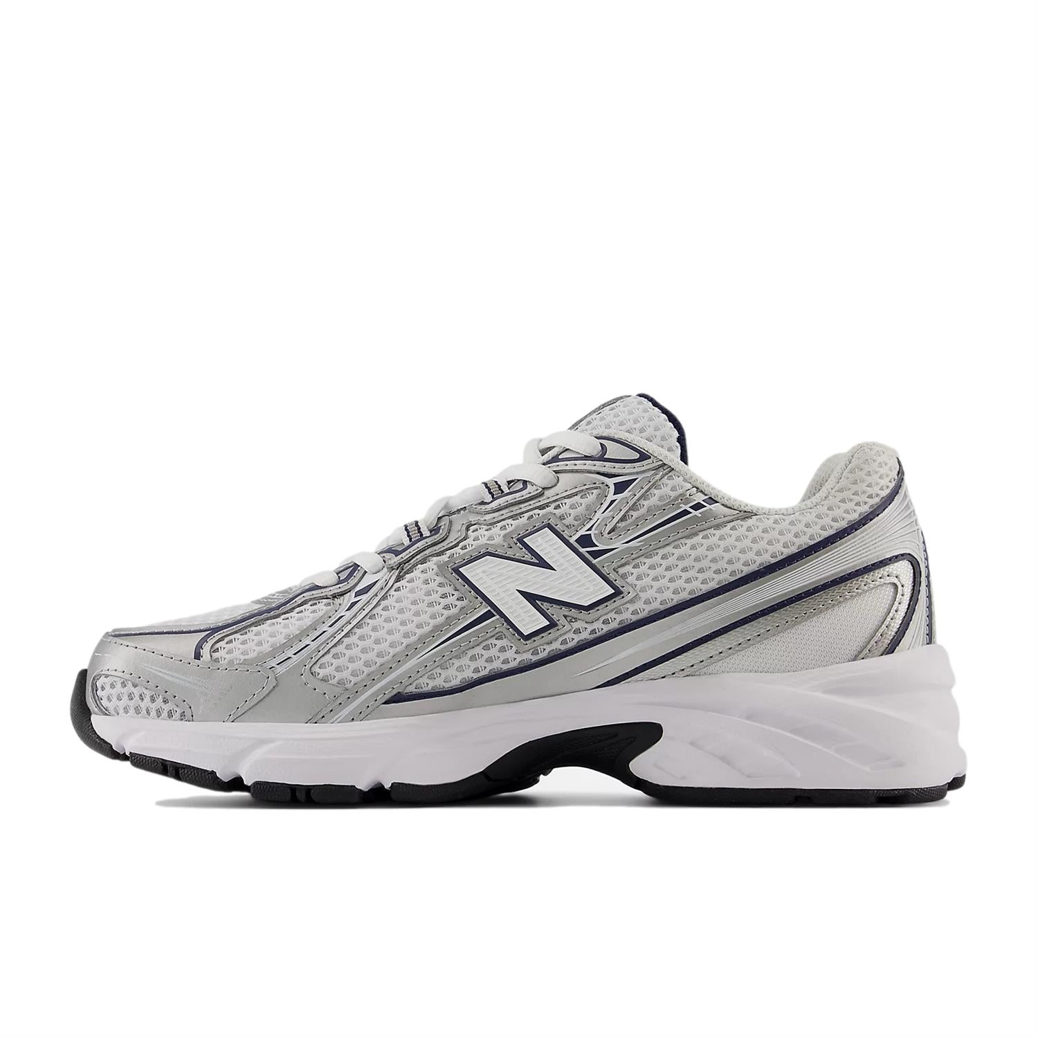 New Balance U 740 WN2 skosko i hvitt og mørkeblå med lissesystem og komfortable såler, ment for trening og hverdag.