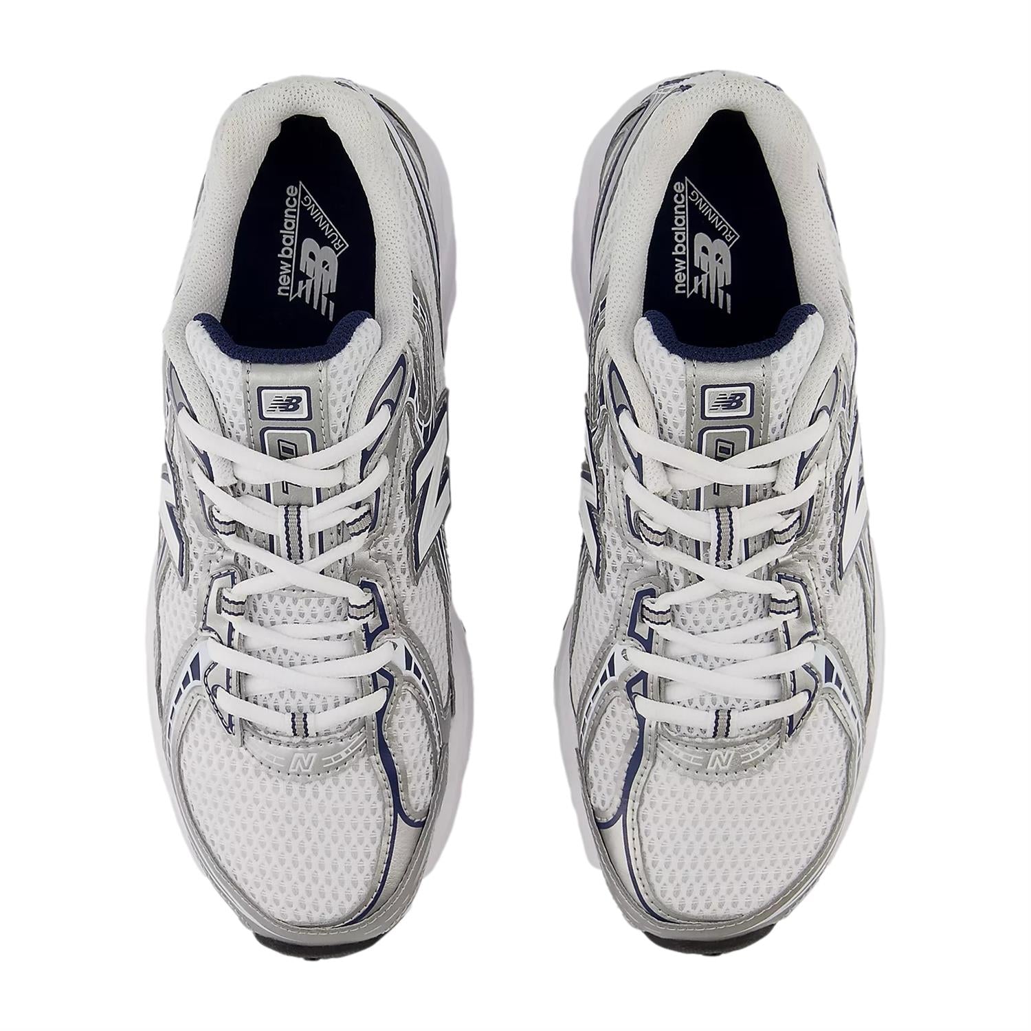 Hvite og mørkeblå New Balance U 740 WN2 sportssko, vises med detaljert design og komfortabel passform.
