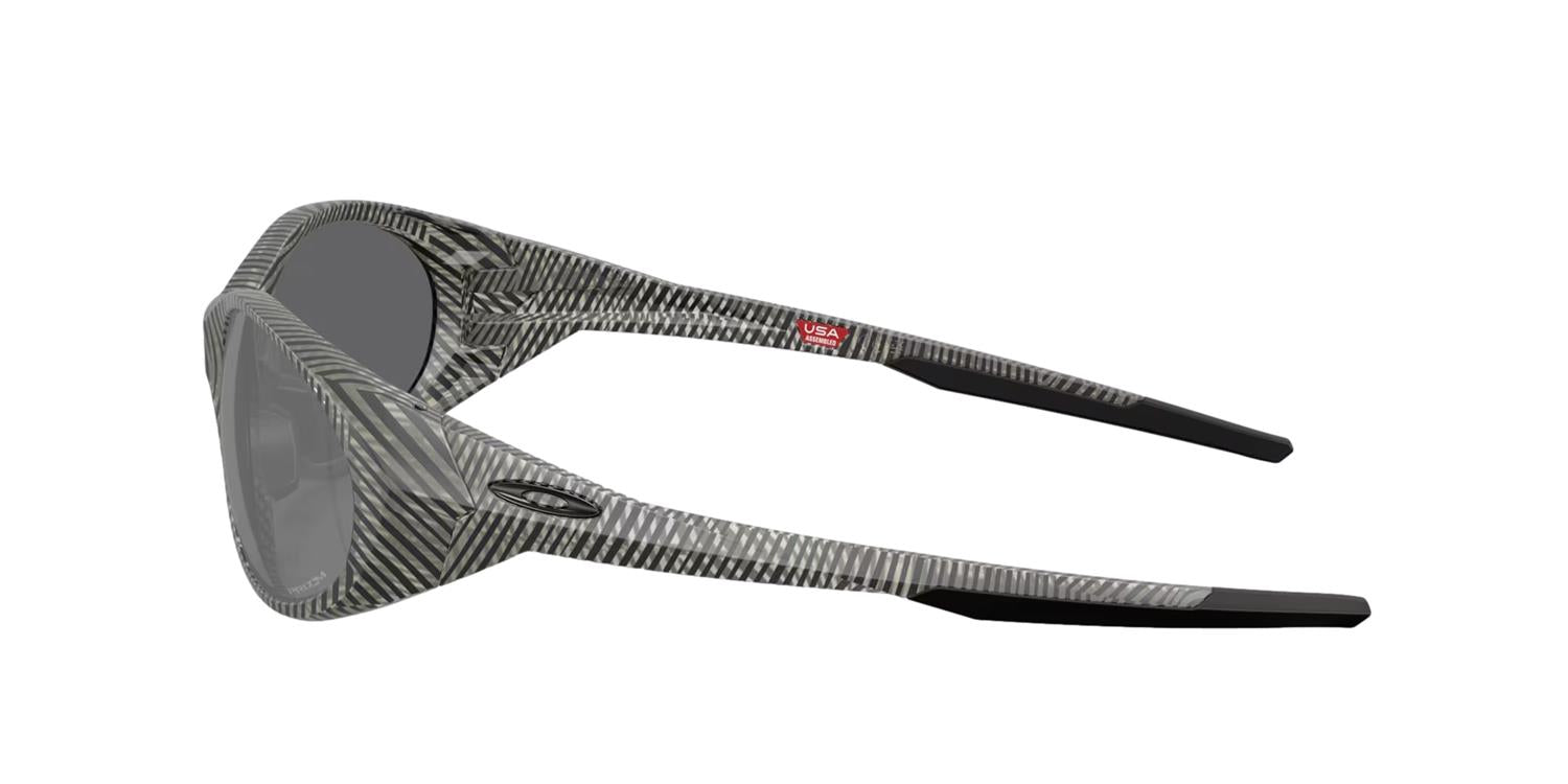 Oakley Eyejacket Redux solbriller i mørkegrå med svart innfatning og polariserte glass, foran en lys bakgrunn