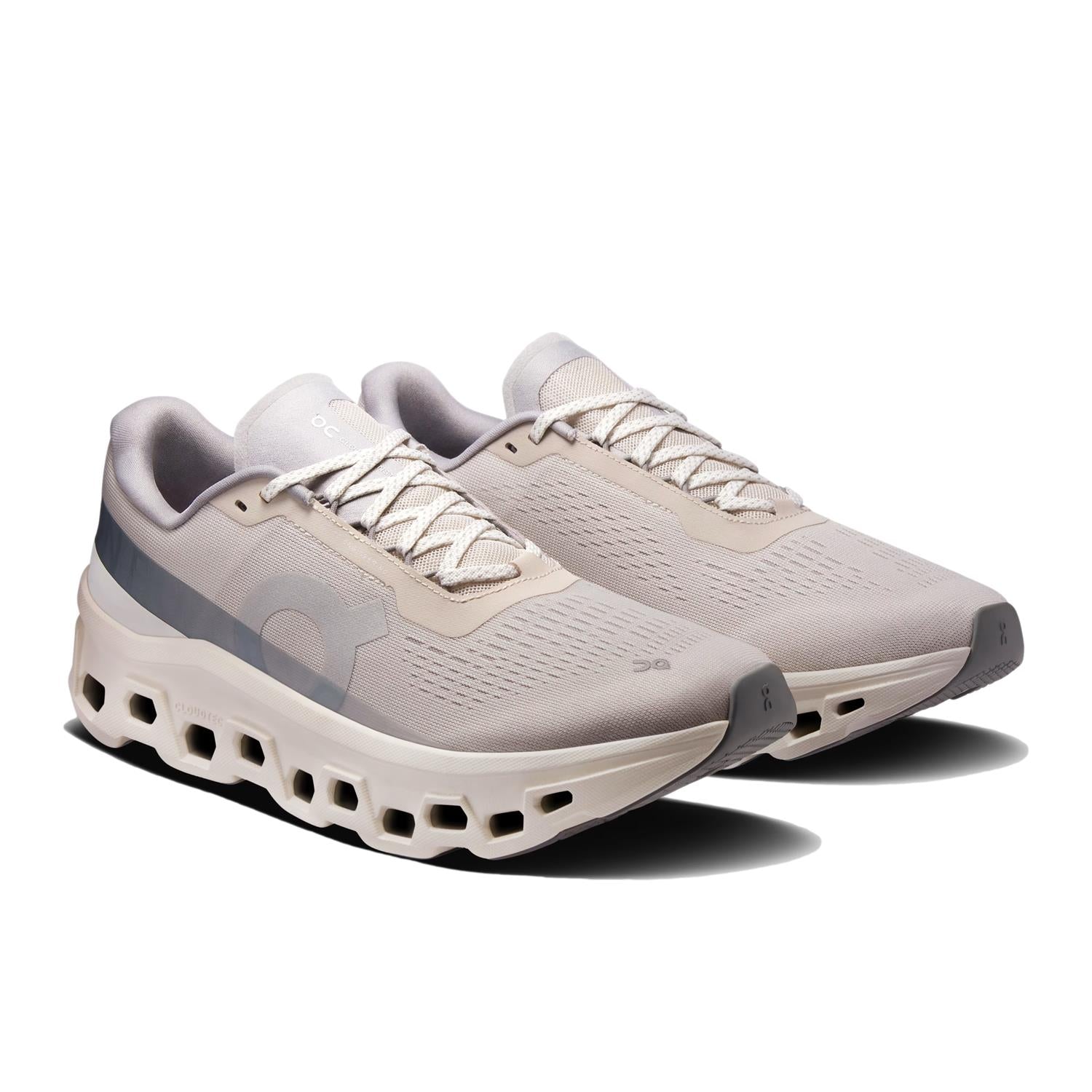 Lysegrå ON Cloudmonster 1 sko med perle- og ivorydetaljer, sportssko for komfort og stil.