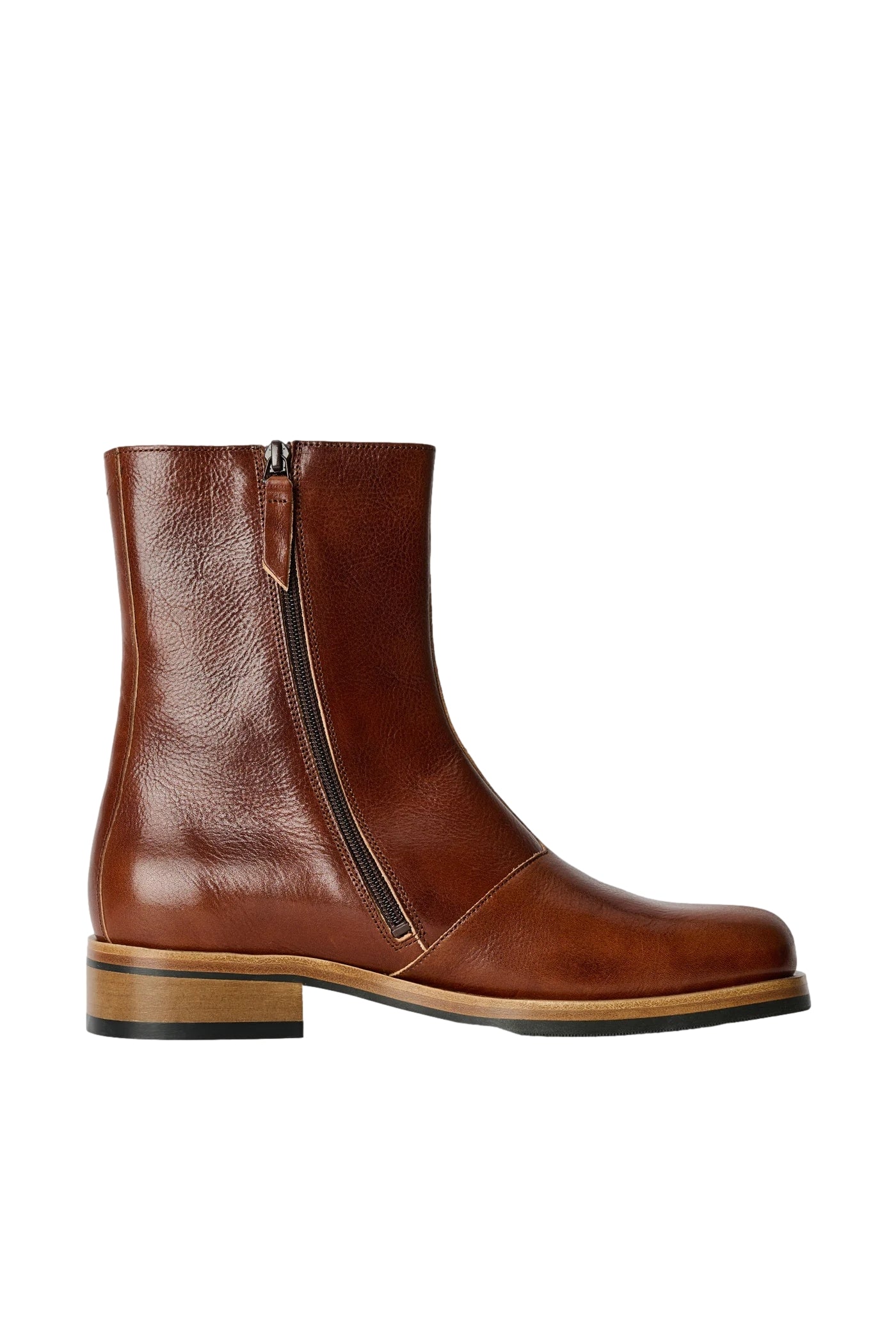Brune Our Legacy Camion boots for menn, vist fra siden med lukkede snøringer og robust skinnmateriale.