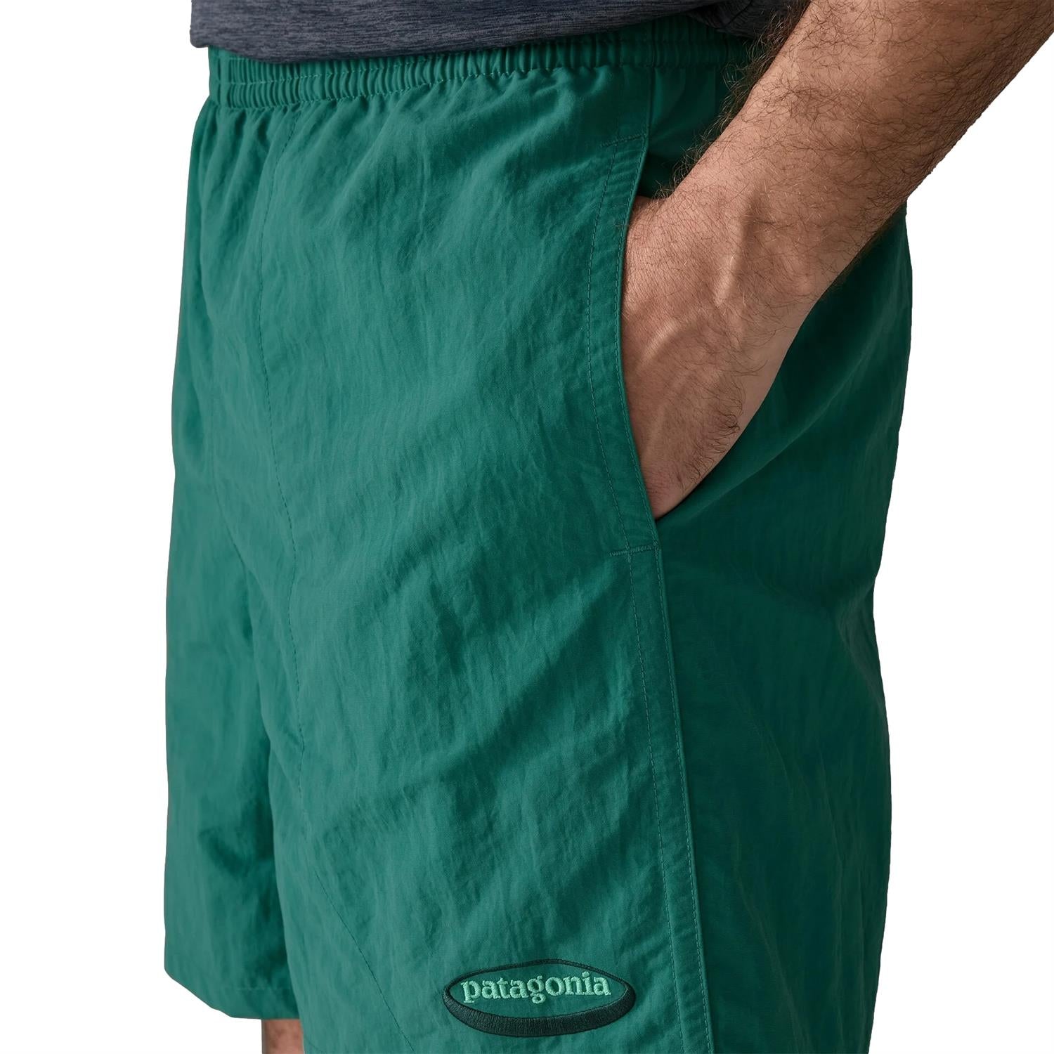 Patagonia herre Baggies shorts 5 tommer med oval logo i sjøgrønn, komfortabelt og lett materiale for utendørsbruk.