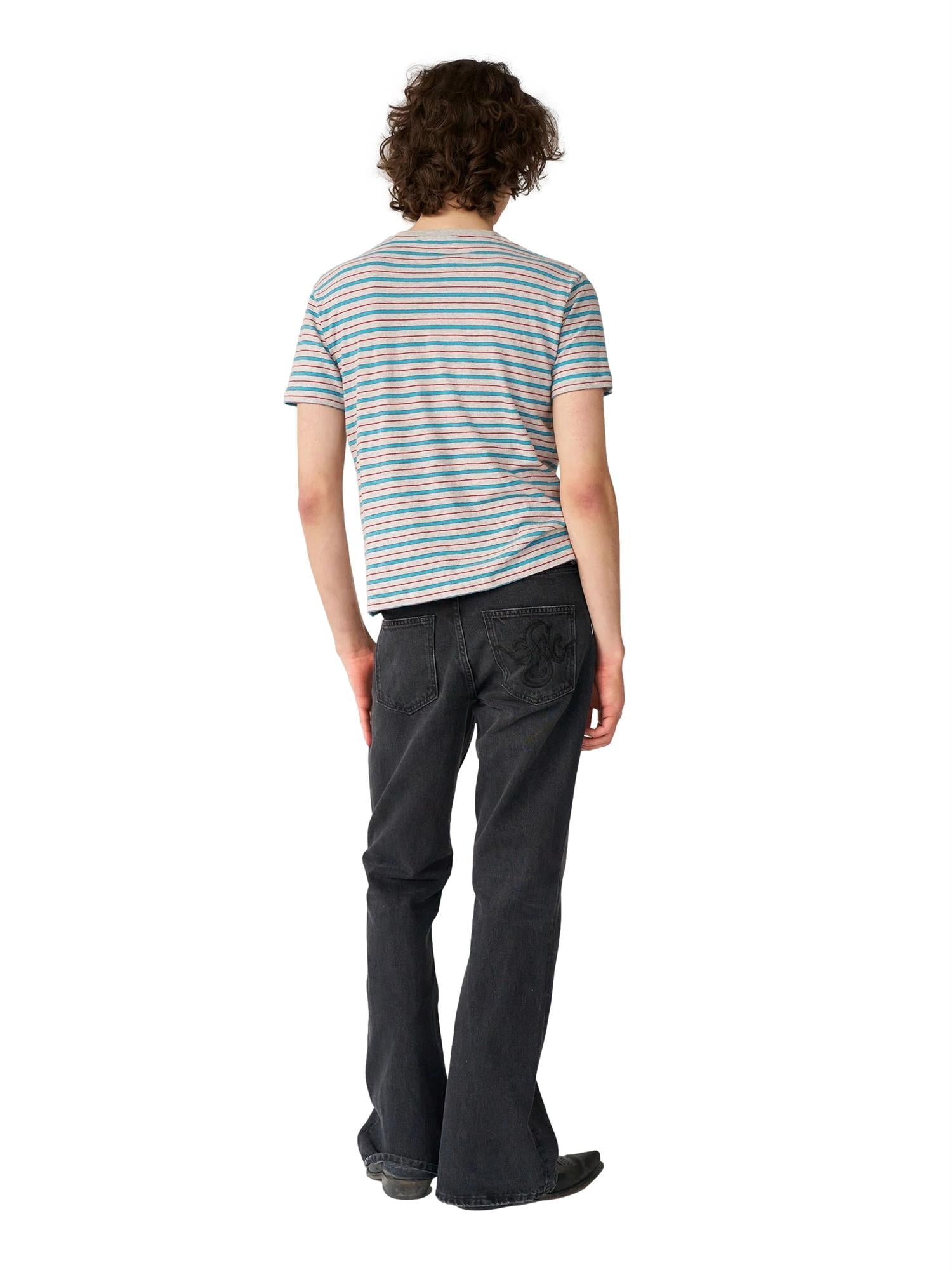 Grå stripet T-skjorte fra Stockholm Surfboard Club Franz Pocket Tee, komfortabel og stilren for surfing og fritid.