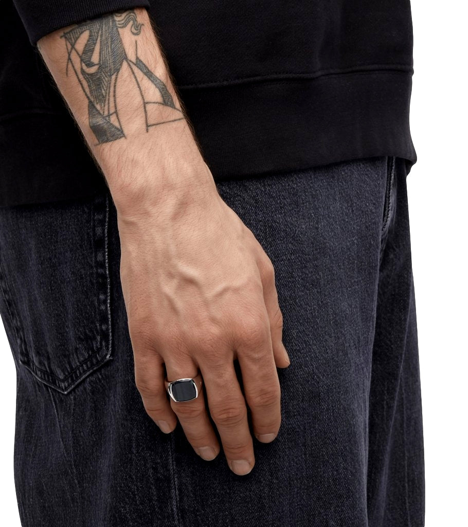 Sølv Tom Wood ring med blå hawk eye-stein og putetrekkdesign, elegant smykke for hånd.