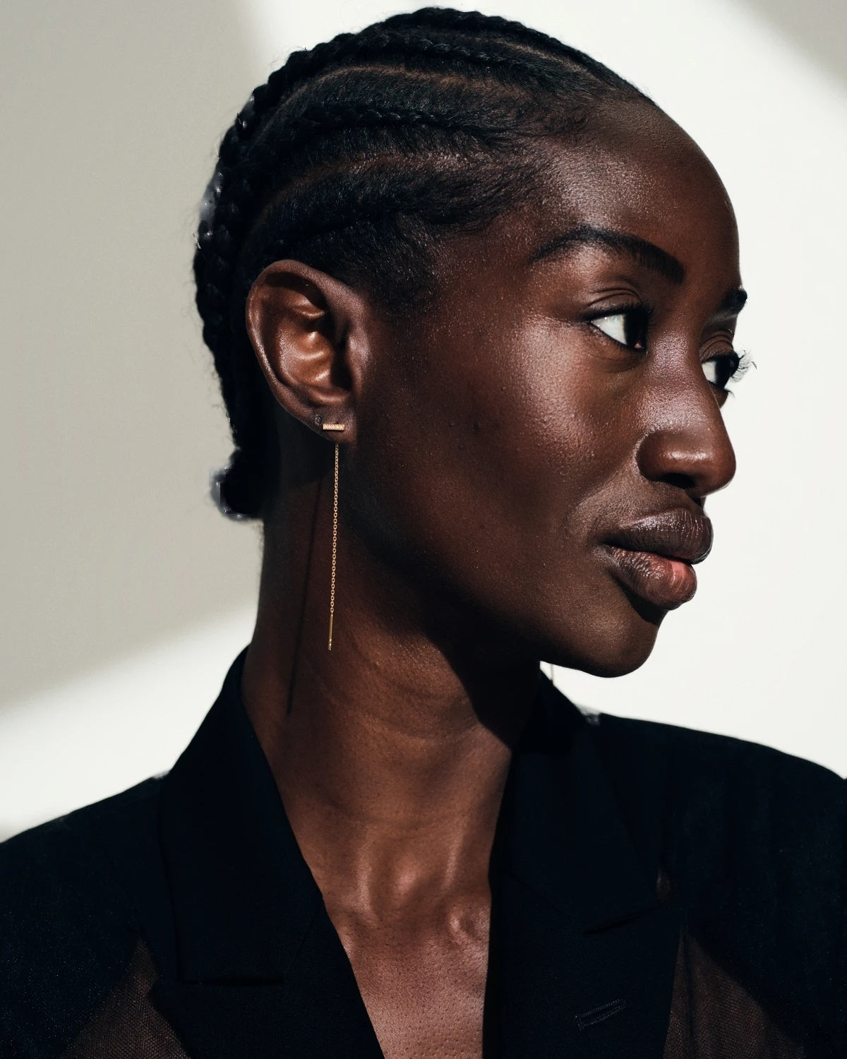 Tom Wood Sleek Ear Chain Gold Diamonds 64mm Øredobber Gull - modostore.no