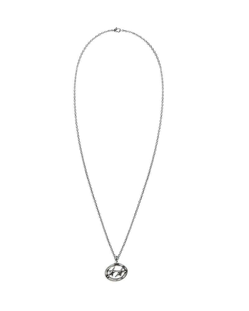 Sølv TwoJeys Superstar Necklace smykke med stjerneformet design, synlig foran på kjede av sølv.