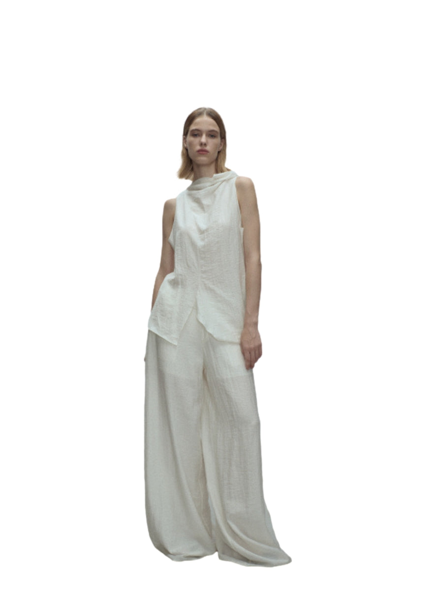 Viktoria Chan Liberty Skewed Tank Topp i Off-White, lett og luftig med asymmetrisk design, perfekt for sommerbruk.