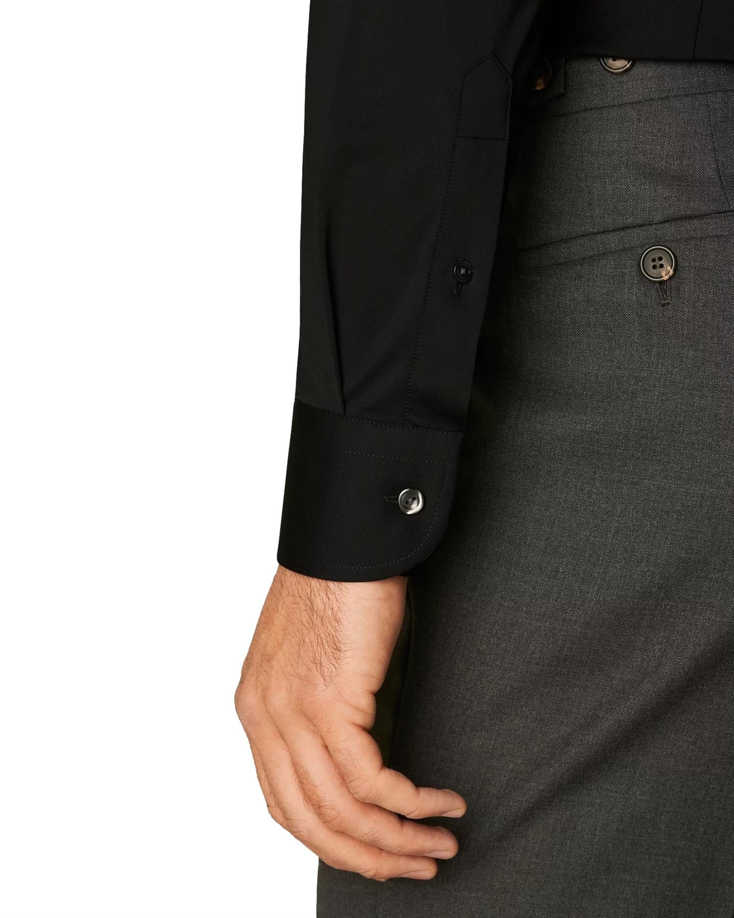 Sort Eton skjorte med fireveis stretch, her vist med knappestolpe og klassisk krage. Komfortabel og stilfull skjorte for menn.