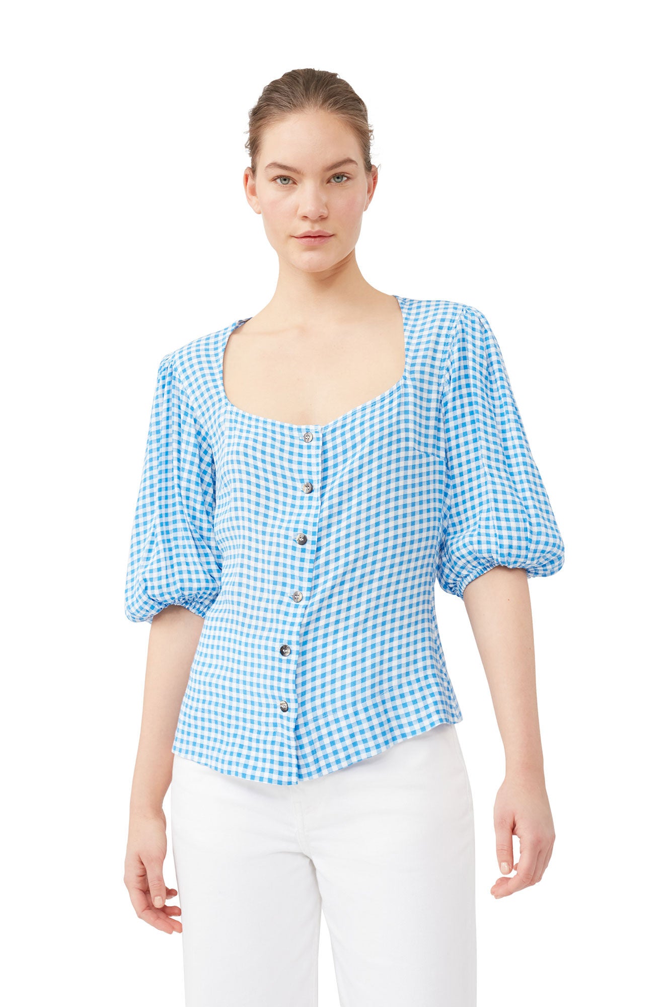 Blå mønstret Ganni bluse i crepe med knapper, langermet og løs passform, vist på modell.