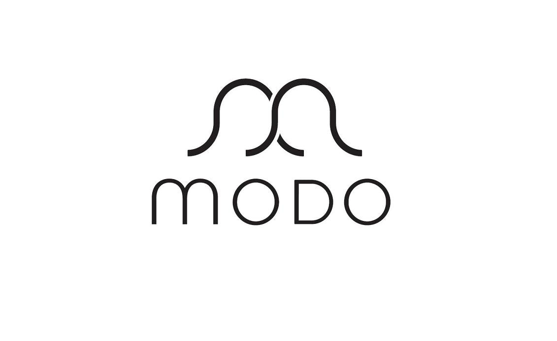 Gavekort fra modostore.no med elegant design, klar til å gis som gave, viser et kort med merke og dekorative elementer.
