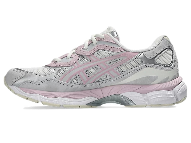 Asics GEL-NYC sko i beige og lyserosa med gummisåle og komfortabel design, egnet for både urbane og casual bruk