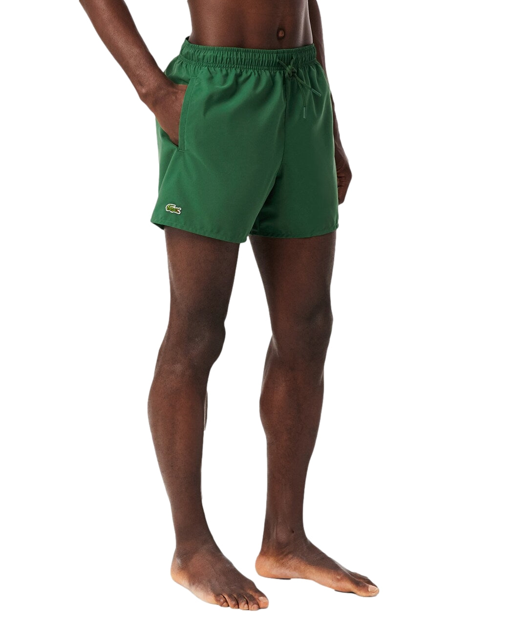 Lacoste svømmeskyter i grønt med hurtigtørkende stoff, klassisk logo og komfortabel passform.