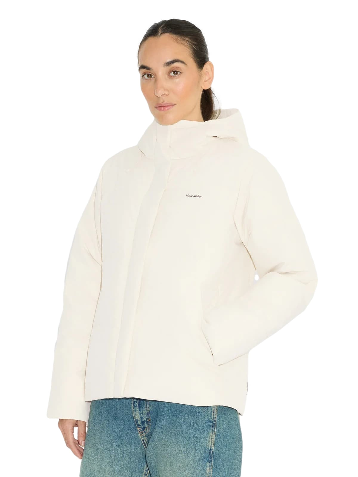 Holzweiler Besseggen Lt Short Jkt i ecru, lett jakke med enkel design og komfortabel passform, vist på modell.