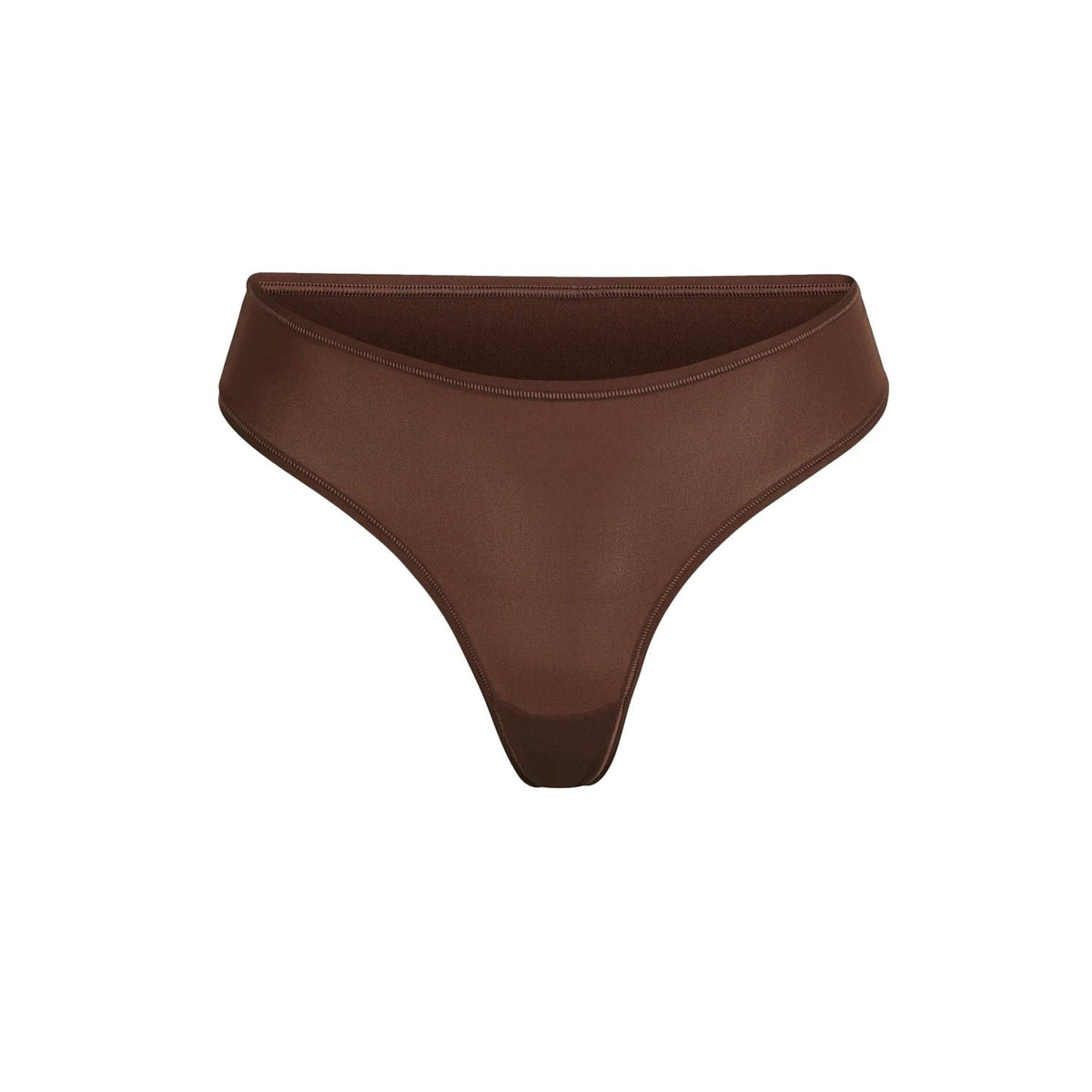 Mørkebrun SKIMS Fits Everybody thong undertøy, nærbilde av komfortabelt, elastisk undertøy i bomull.