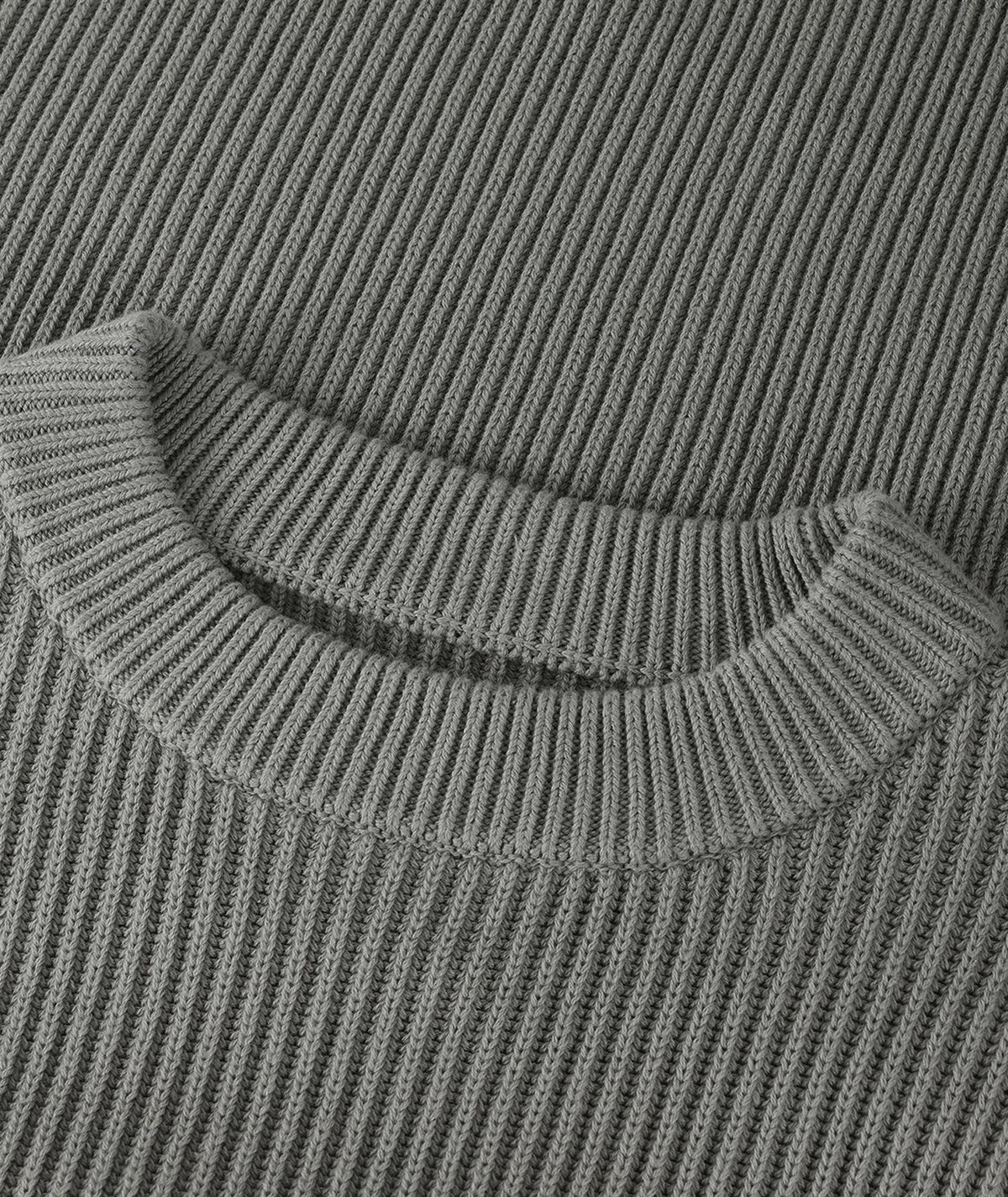 Grønn genser fra Garment Project i bomullsstrikk, boxy passform og komfortabelt design.