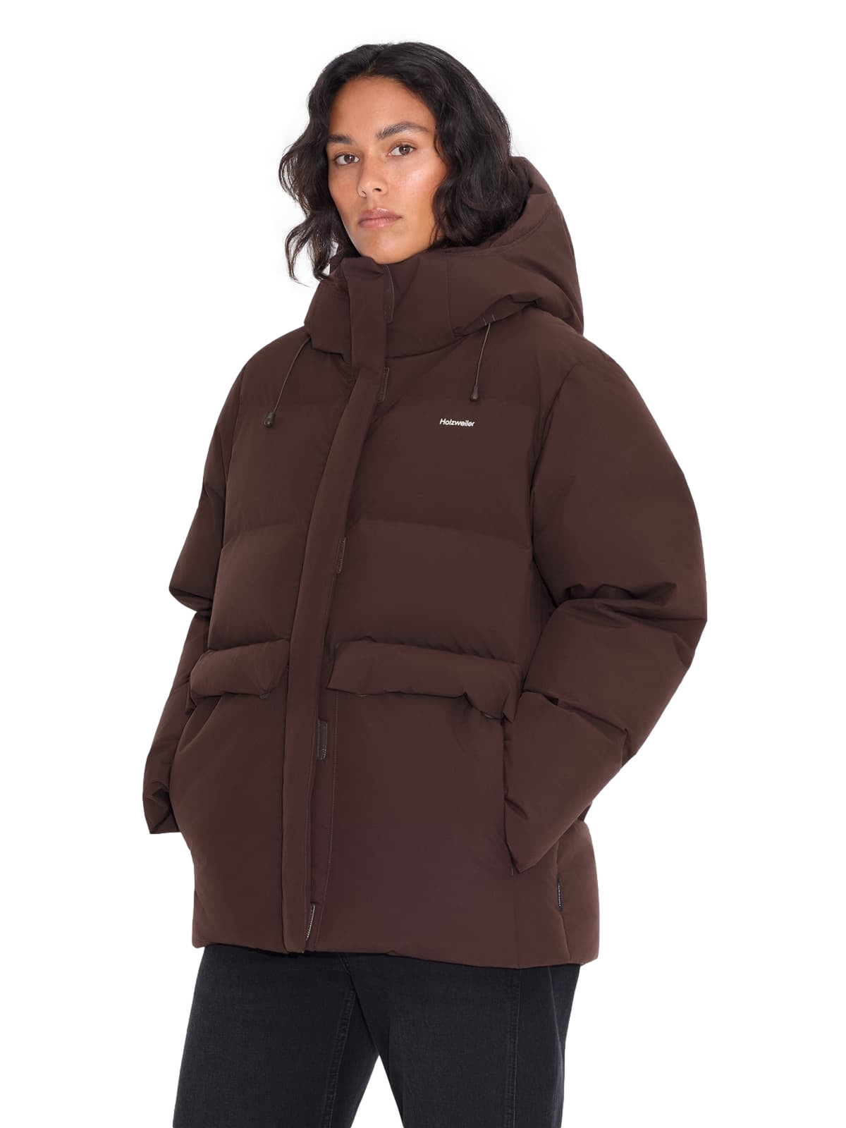 Holzweiler Besseggen Down brun jakke med polyesteroverflate og puffede ermer, vist på modell.