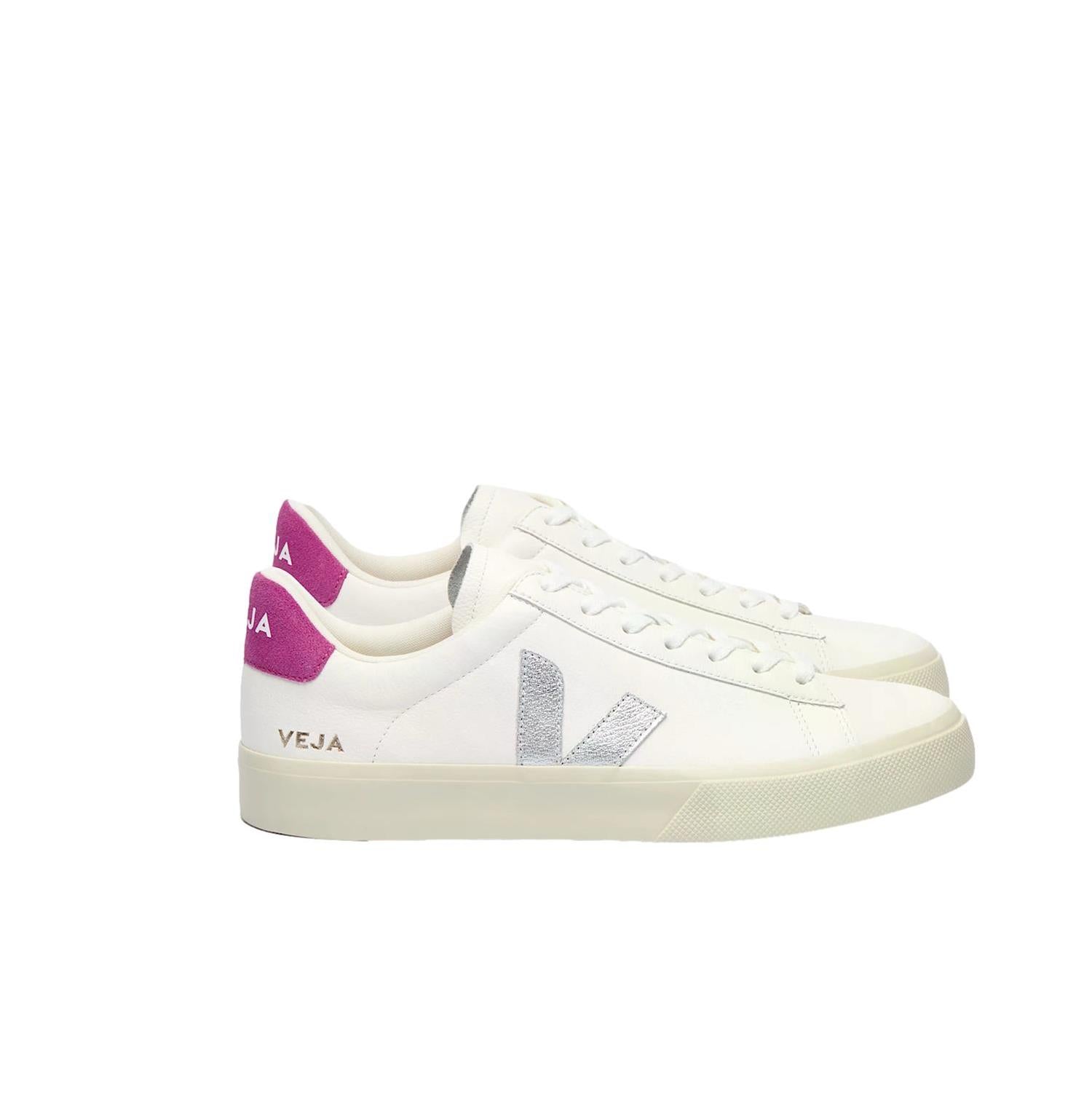 Veja Campo Extra hvite og sølvfargede sko med ultrafiolett detalj, vist på en modell.