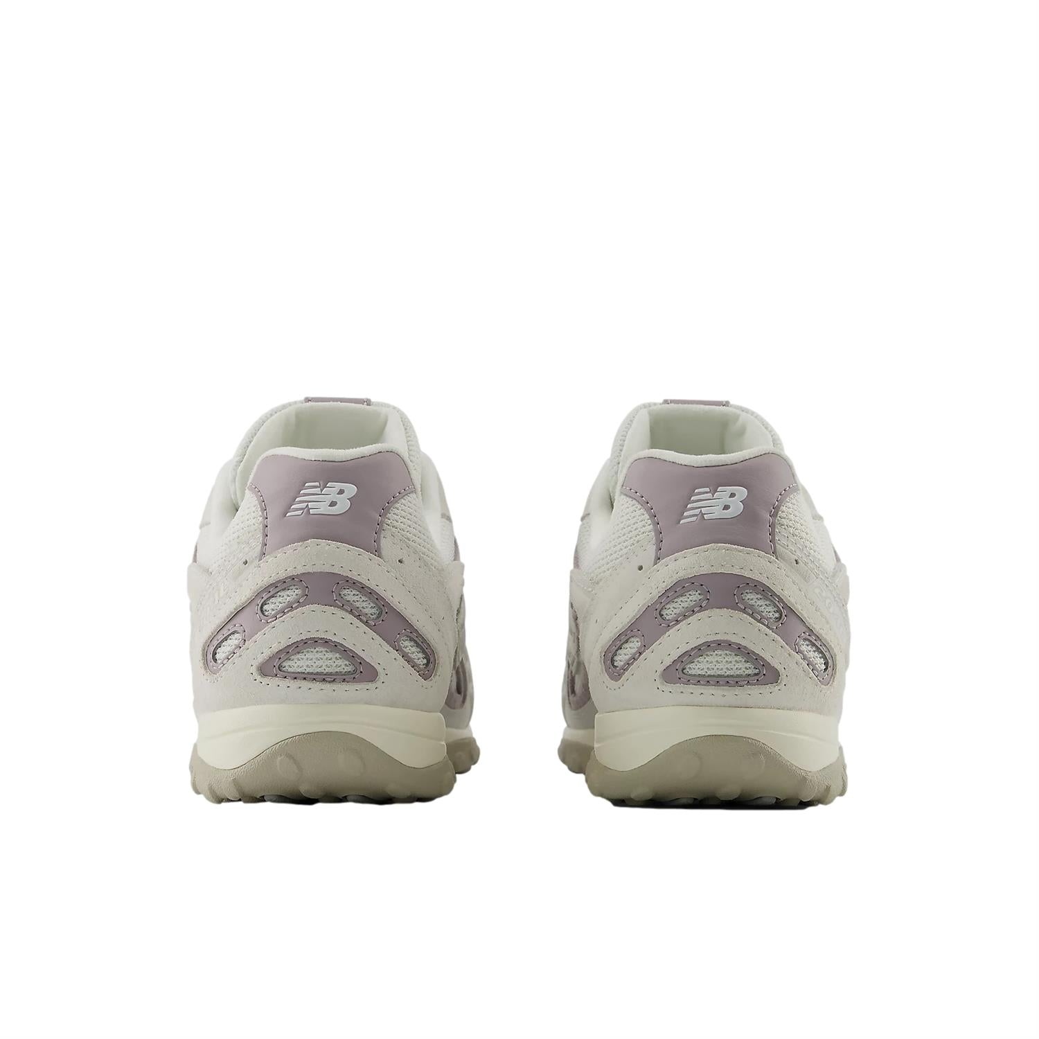 Lilla og grå New Balance 204L 6A6 Reflection sko med reflekterende detaljer, vist fra siden.