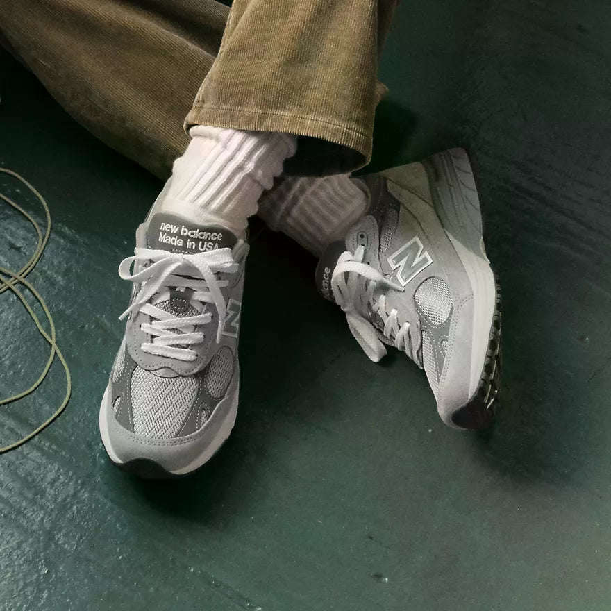 Grå New Balance Made In USA 993 sneakers, komfortable joggesko i mykt materiale, vist fra siden.