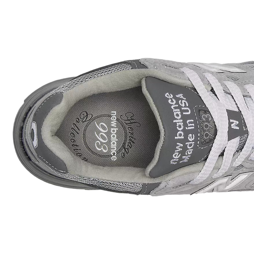 Grå New Balance Made In USA 993 sko med komfortabelt design og mellomsåle i skinn og tekstil, vist i bilde.