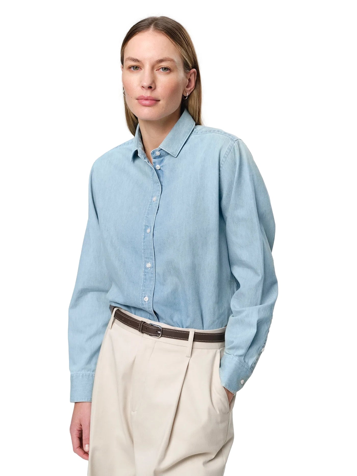 Lyseblå denim skjorte fra Julie Josephine Liv, langermet med knappestolpe og klassisk passform.