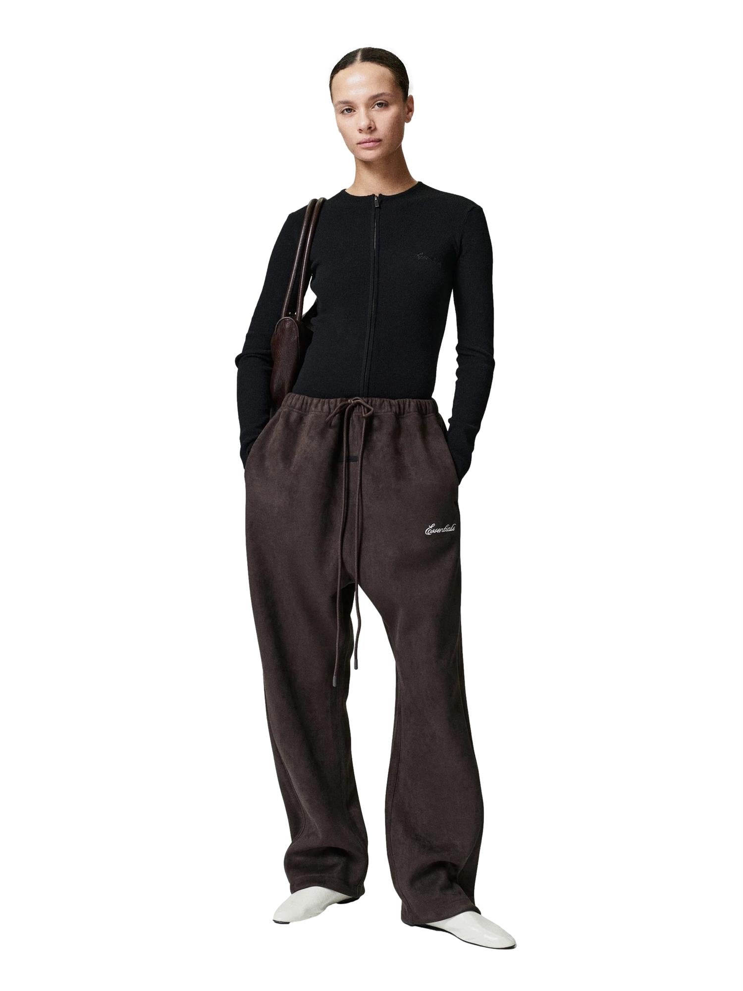 Mørkebrun Fear of God Essentials Signature Relax Bukse, komfortabel joggebukse for menn, myk bomullskvalitet.