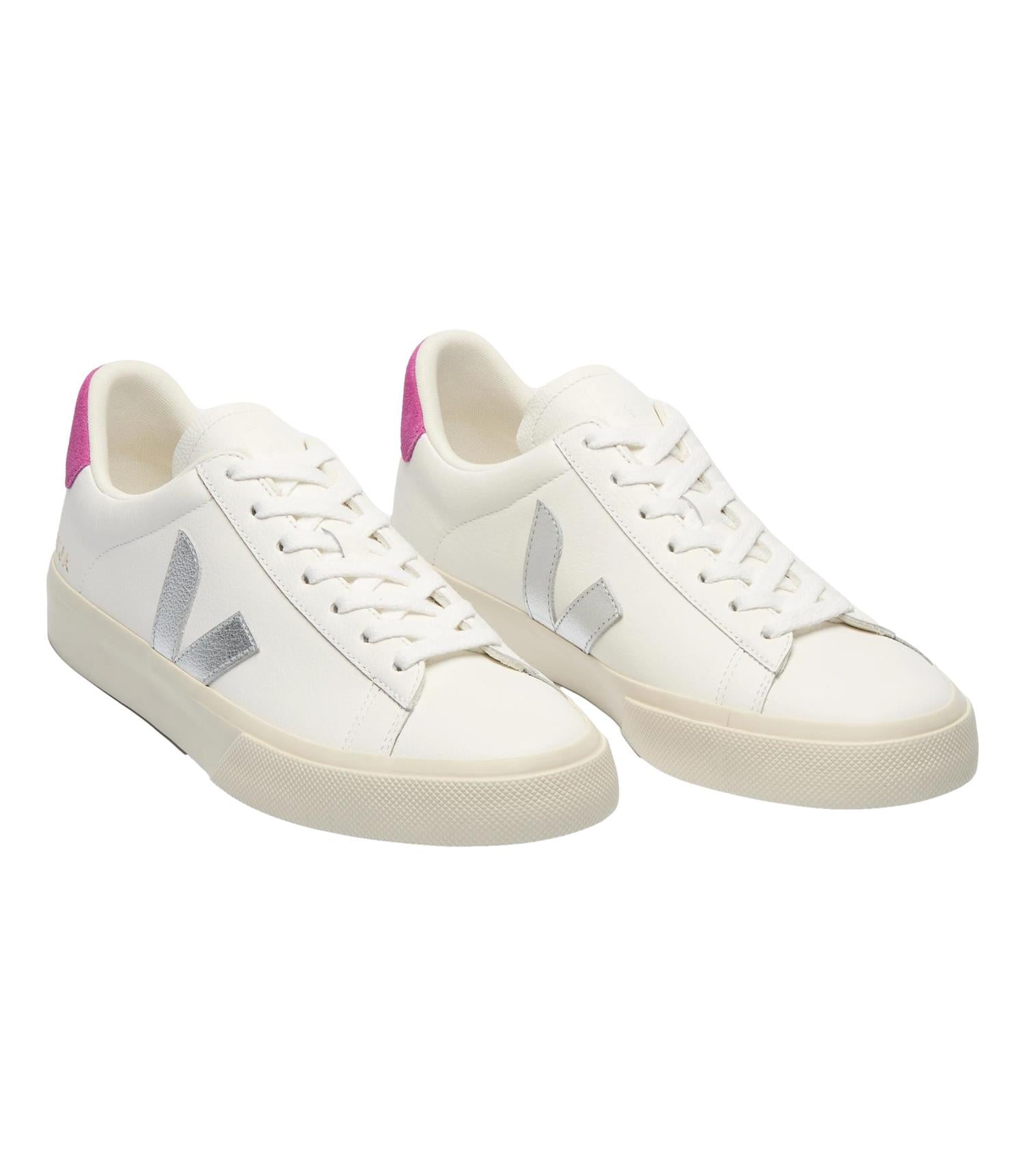 Veja Campo Extra hvite og sølvfargede sneakers med ultraviolet detaljer, sidevisning av sportssko for menn eller kvinner.