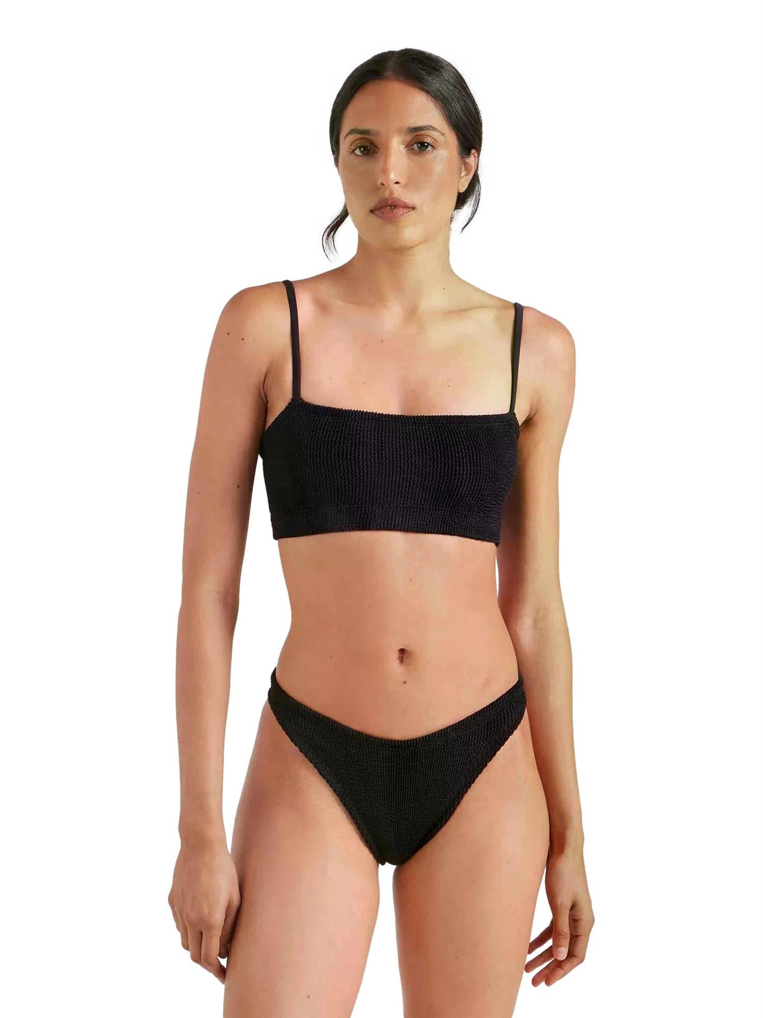 Sort Hunza G Gigi bikini i solid farge, med tettsittende passform og glatte stoffdetaljer, vist på modell.