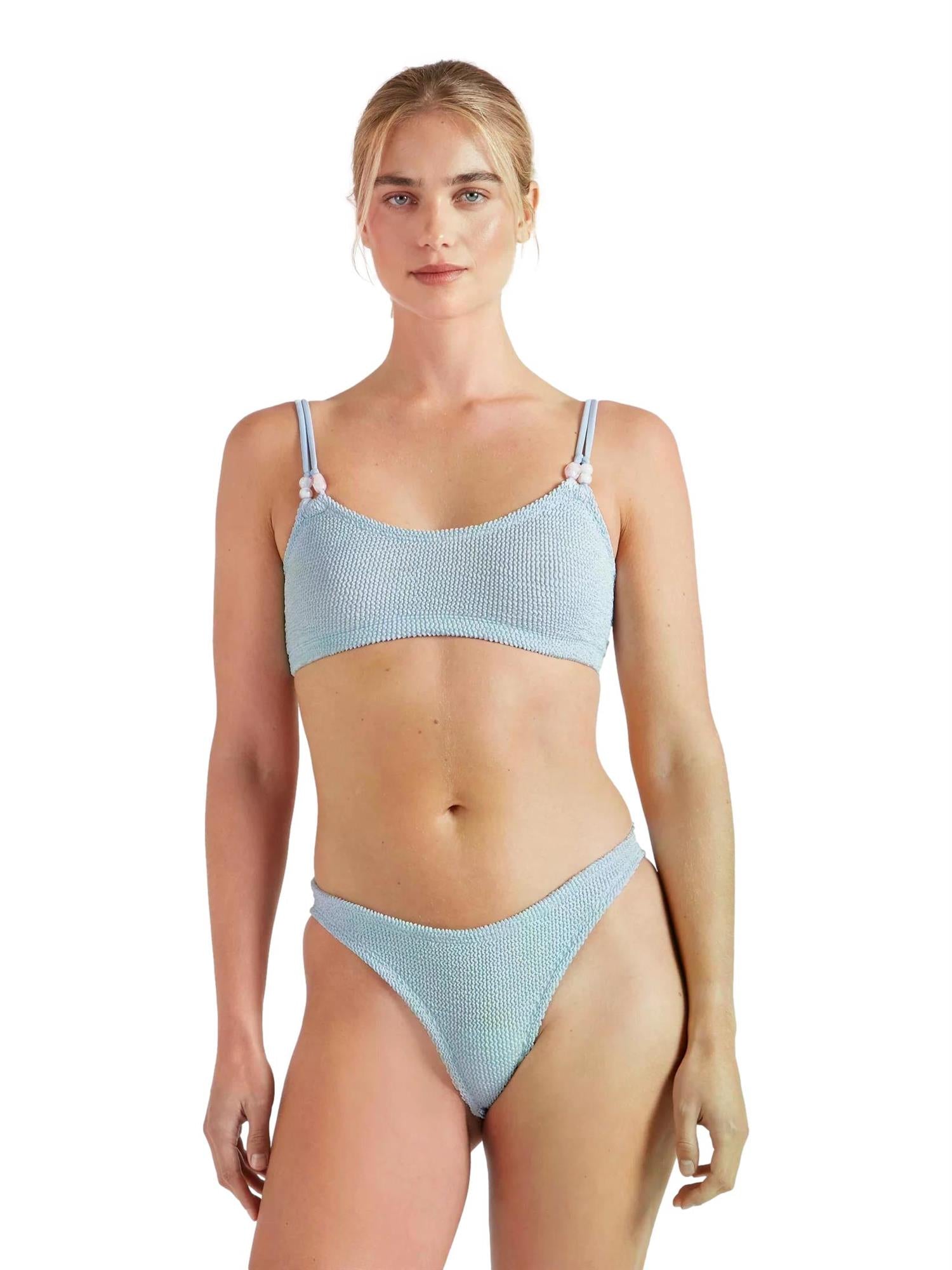 Hunza G Cassie beaded bikini i metallisk isblå med lyseblå farger, vises med tettsittende design og glitrende detaljer.