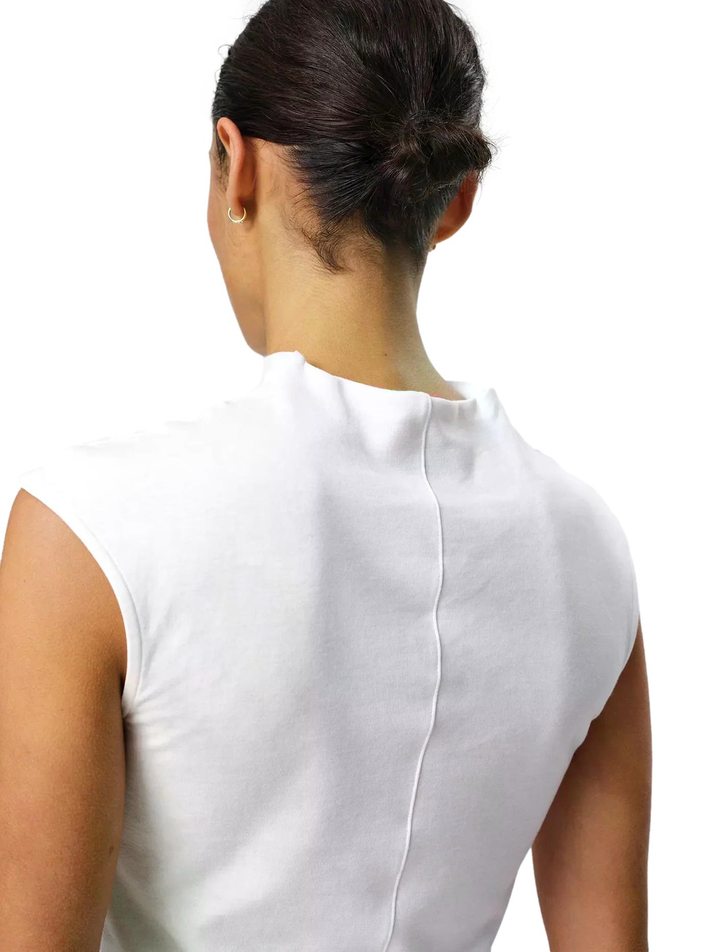 Julie Josephine Ariel topp i hvitt, lett bomullsdesign med kort erm og avrundet hals, perfekt for sommerbruk.