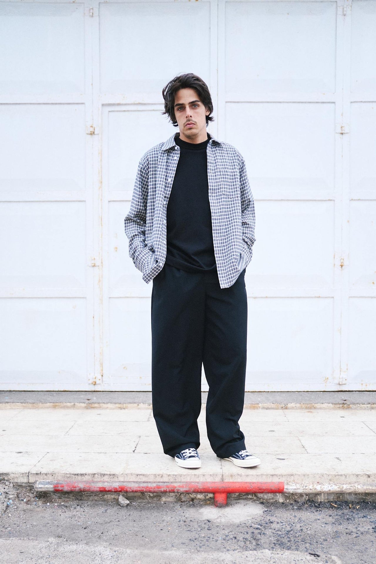 Libertine Libertine navy rutete skjorte, her vist med krage og lange ermer, perfekt for casual antrekk.