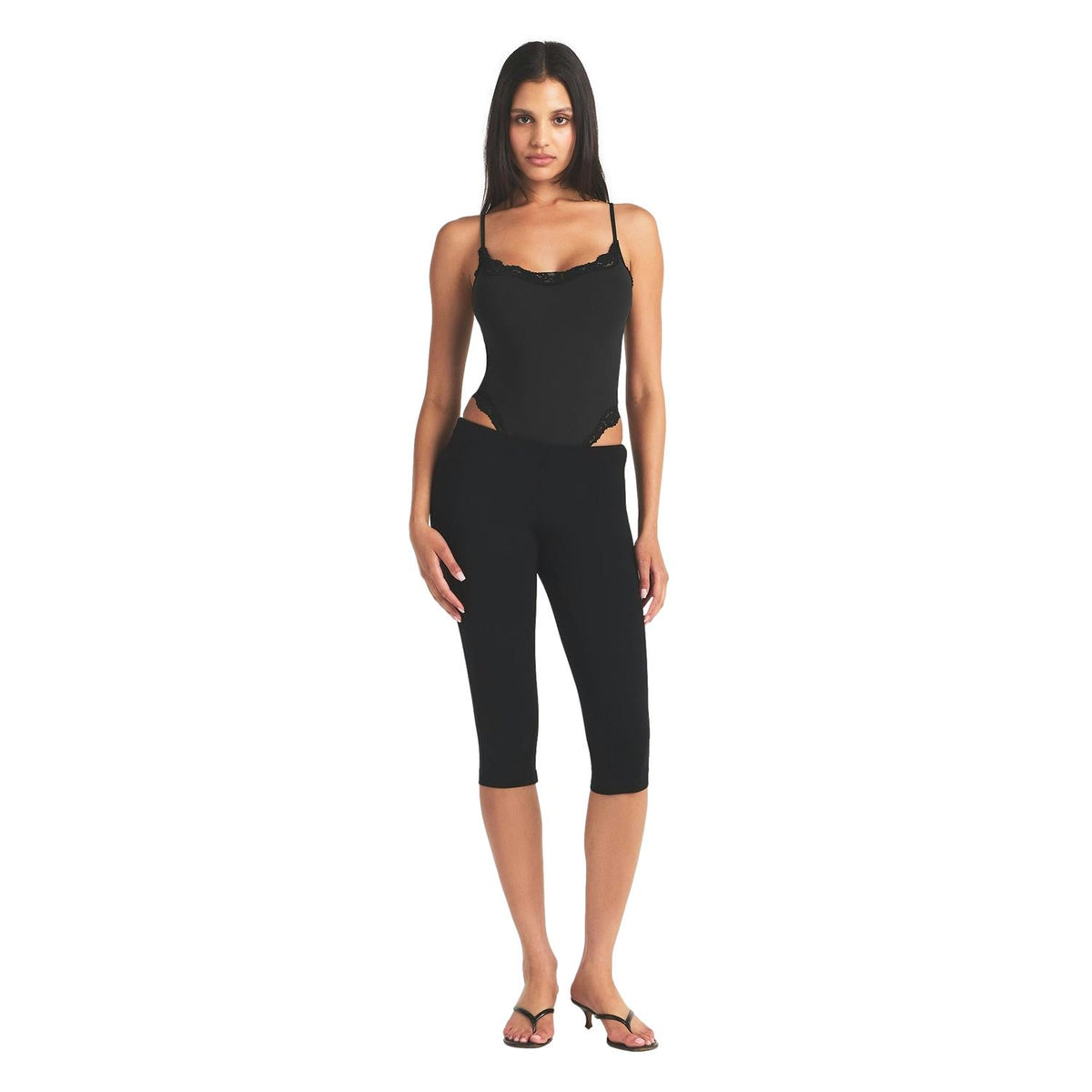 SKIMS Fits Everybody Lace Cami Body i Onyx, tettsittende og elegant kropp med blonder, laget av mykt stoff.