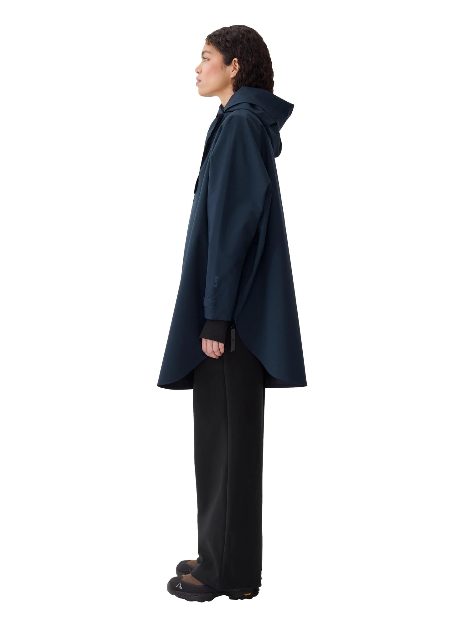 Blæst Bergen Poncho Dark Navy Jakke Mørkeblå - modostore.no
