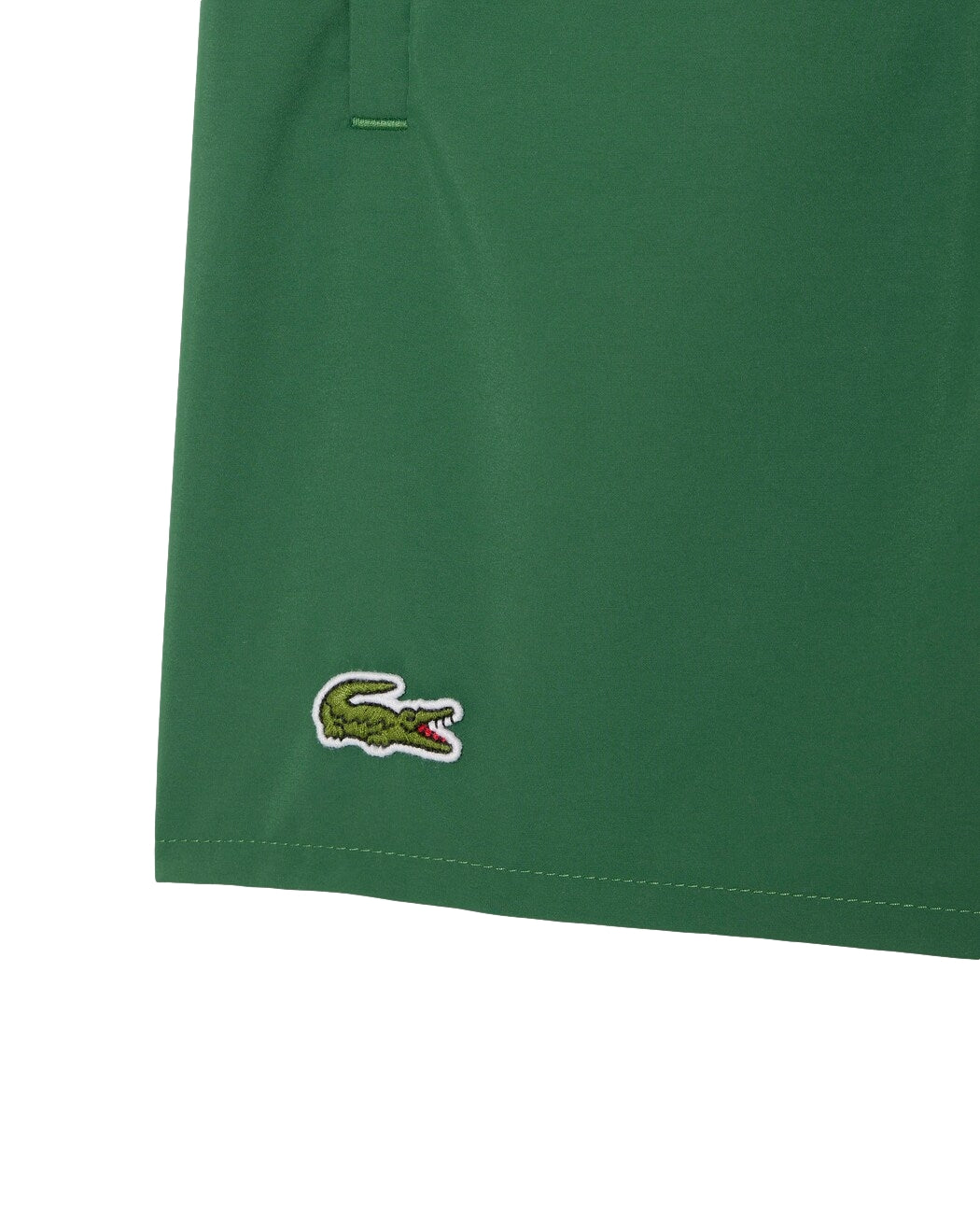 Lacoste hurtige tørre badebokser i grønn, korte badetreningsshorts med logo, til svømming og strandbruk.