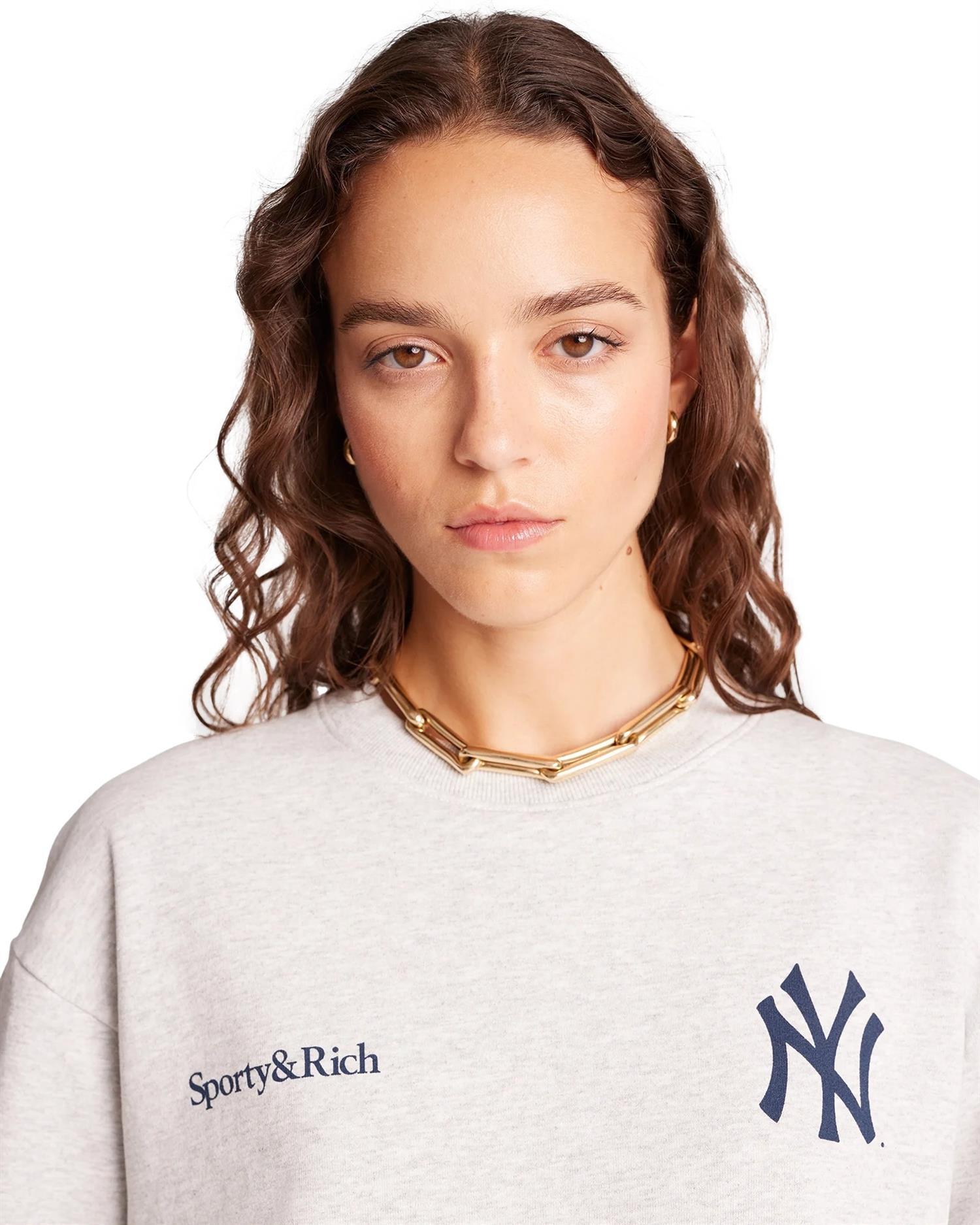 Sporty & Rich Champions Crewneck Crewneck Lys Grå Melert - modostore.no