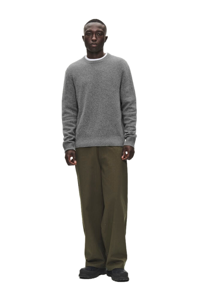 Grå Wood Wood WW Tal Crew Neck genser med rund hals og lang erme, vises på modell.