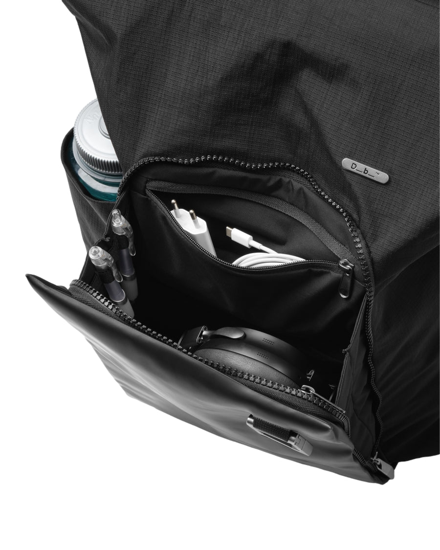 Sort Db Entour Backpack 26L sekk med justerbare skulderstropper og romslig hovedrom, sett mot en nøytral bakgrunn