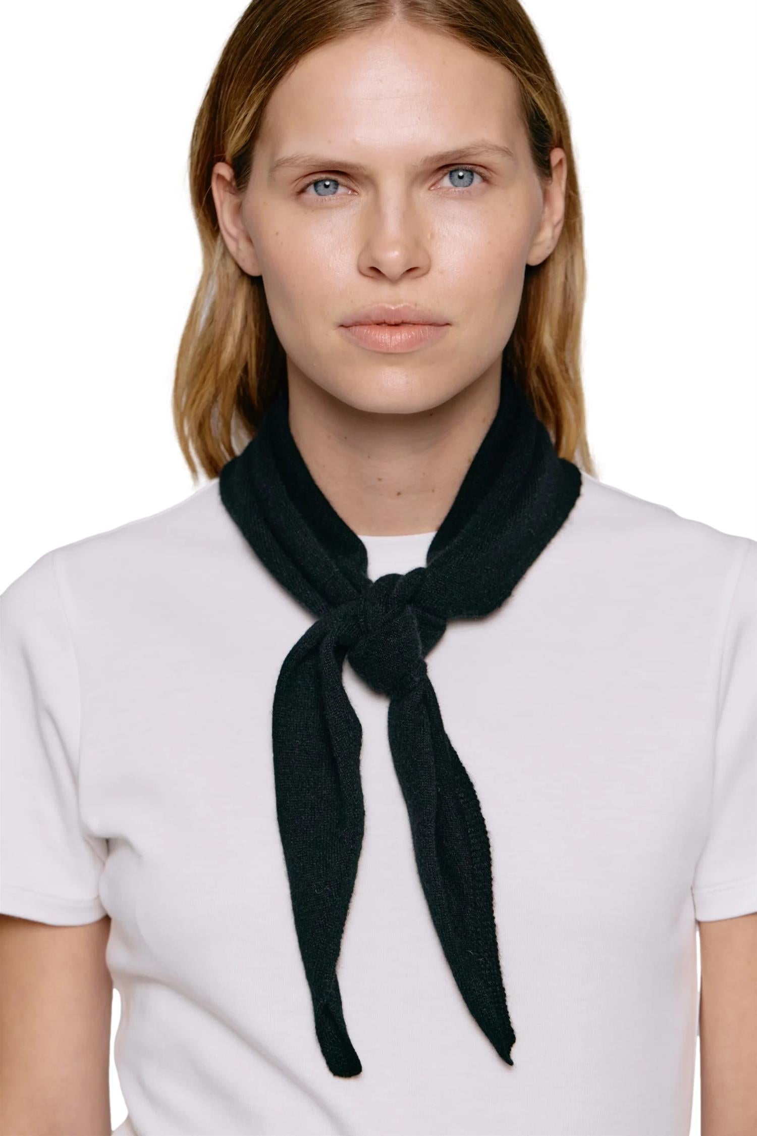 Julie Josephine Rose Scarf Skjerf Sort - modostore.no
